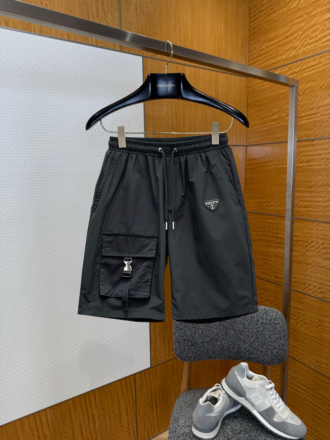 NO:929498,Prada 2026 new summer original counter casual shorts, luxury classic brand original LOGO accessories, counter best-selling model. Very comfortable to wear, low-key yet luxurious, very classy to wear. Needless to say the trousers style and cut. The upper body is exquisite and high-end, first-class and top-quality materials. Really palace-level casual pants. The cotton of Turkey is selected for its outstanding quality. After heavy washing, the pants are very soft!  Don't be picky. The upper body is absolutely stylish and extremely luxurious. Please quote your height and weight when ordering sizes M-3XL.,,prada,shorts,19860909普拉达 2026夏季新款原单专柜休闲短裤,奢华经典品牌原版LOGO配饰 专柜热销款 身穿着非常舒适 低调不失奢华 穿出去非常有档次 裤型款式和裁剪亦无需多言 上身精致跃然高档一等一顶级质料 真正殿堂级的休闲裤 选用土耳其的棉花品质卓然,经过重水洗使得裤子很柔软！不挑人 上身绝对的有型 极度奢华. 尺码M-3XL下单报身高体重.,,prada,shorts,,Men's clothing