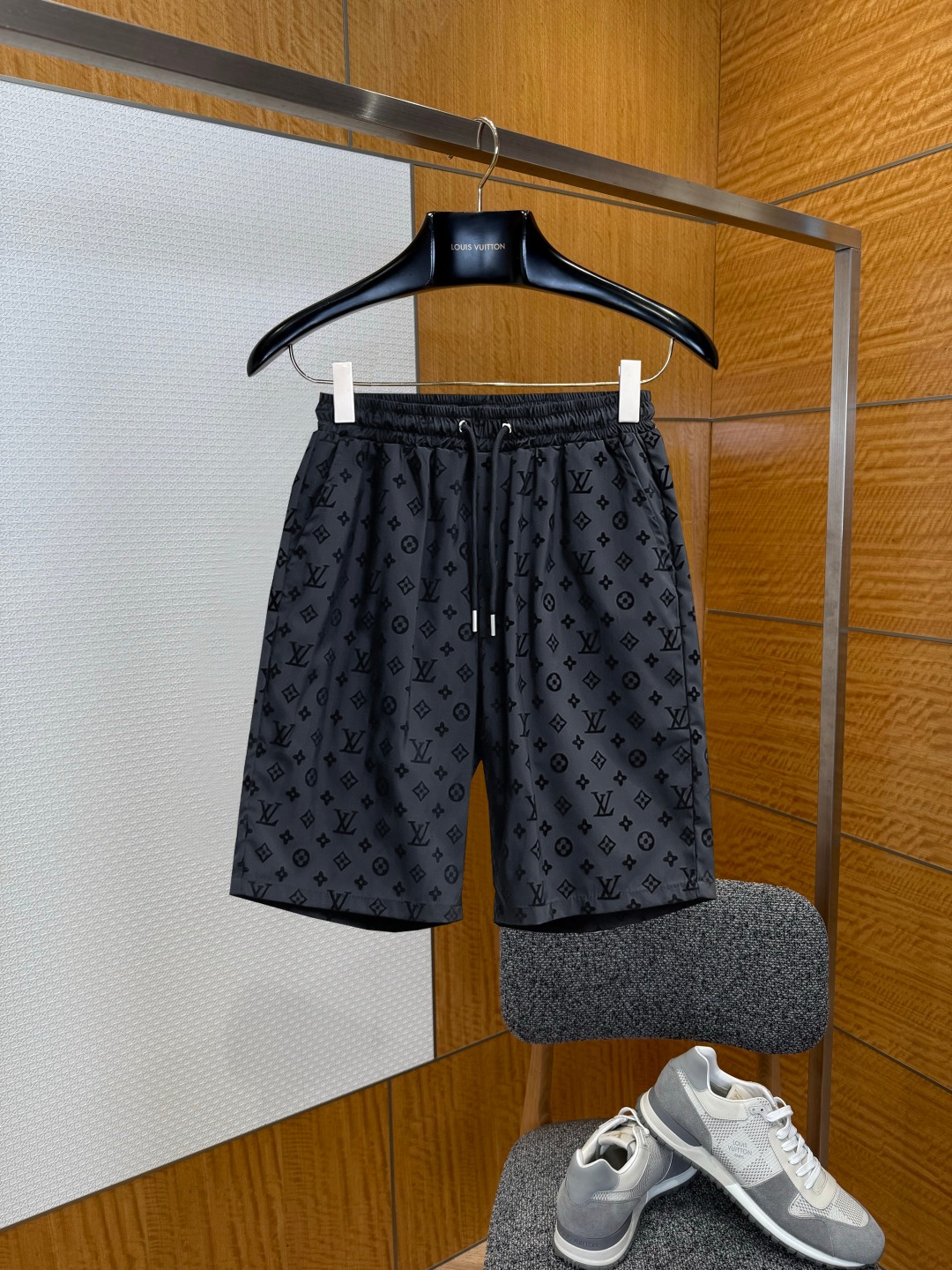 NO:929507,Lv 2026 summer new original counter casual shorts, luxury classic brand original LOGO accessories, counter best-selling style, very comfortable to wear, low-key yet luxurious, very classy to wear. Needless to say, the trousers style and tailoring. The upper body is exquisite and high-end, first-class and top-quality materials. Really palace-level casual pants. The cotton of Türkiye is of outstanding quality. After heavy washing, the pants are very soft!  Don't be picky. The upper body is absolutely stylish and extremely luxurious. Please quote your height and weight when ordering sizes M-3XL.,,louis vuitton,shorts,19860909Lv 2026夏季新款原单专柜休闲短裤,奢华经典品牌原版LOGO配饰 专柜热销款 身穿着非常舒适 低调不失奢华 穿出去非常有档次 裤型款式和裁剪亦无需多言 上身精致跃然高档一等一顶级质料 真正殿堂级的休闲裤 选用土耳其的棉花品质卓然,经过重水洗使得裤子很柔软！不挑人 上身绝对的有型 极度奢华. 尺码M-3XL下单报身高体重.,,louis vuitton,shorts,,Men's clothing