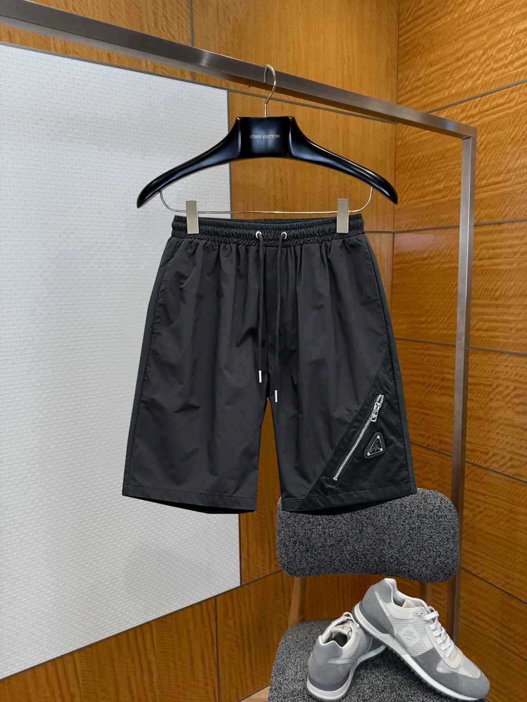 NO:929516,Prada 2026 new summer original counter casual shorts, luxury classic brand original LOGO accessories, counter best-selling model. Very comfortable to wear, low-key yet luxurious, very classy to wear. Needless to say the trousers style and cut. The upper body is exquisite and high-end, first-class and top-quality materials. Really palace-level casual pants. The cotton of Turkey is selected for its outstanding quality. After heavy washing, the pants are very soft!  Don't be picky. The upper body is absolutely stylish and extremely luxurious. Please quote your height and weight when ordering sizes M-3XL.,,prada,shorts,19860909普拉达 2026夏季新款原单专柜休闲短裤,奢华经典品牌原版LOGO配饰 专柜热销款 身穿着非常舒适 低调不失奢华 穿出去非常有档次 裤型款式和裁剪亦无需多言 上身精致跃然高档一等一顶级质料 真正殿堂级的休闲裤 选用土耳其的棉花品质卓然,经过重水洗使得裤子很柔软！不挑人 上身绝对的有型 极度奢华. 尺码M-3XL下单报身高体重.,,prada,shorts,,Men's clothing