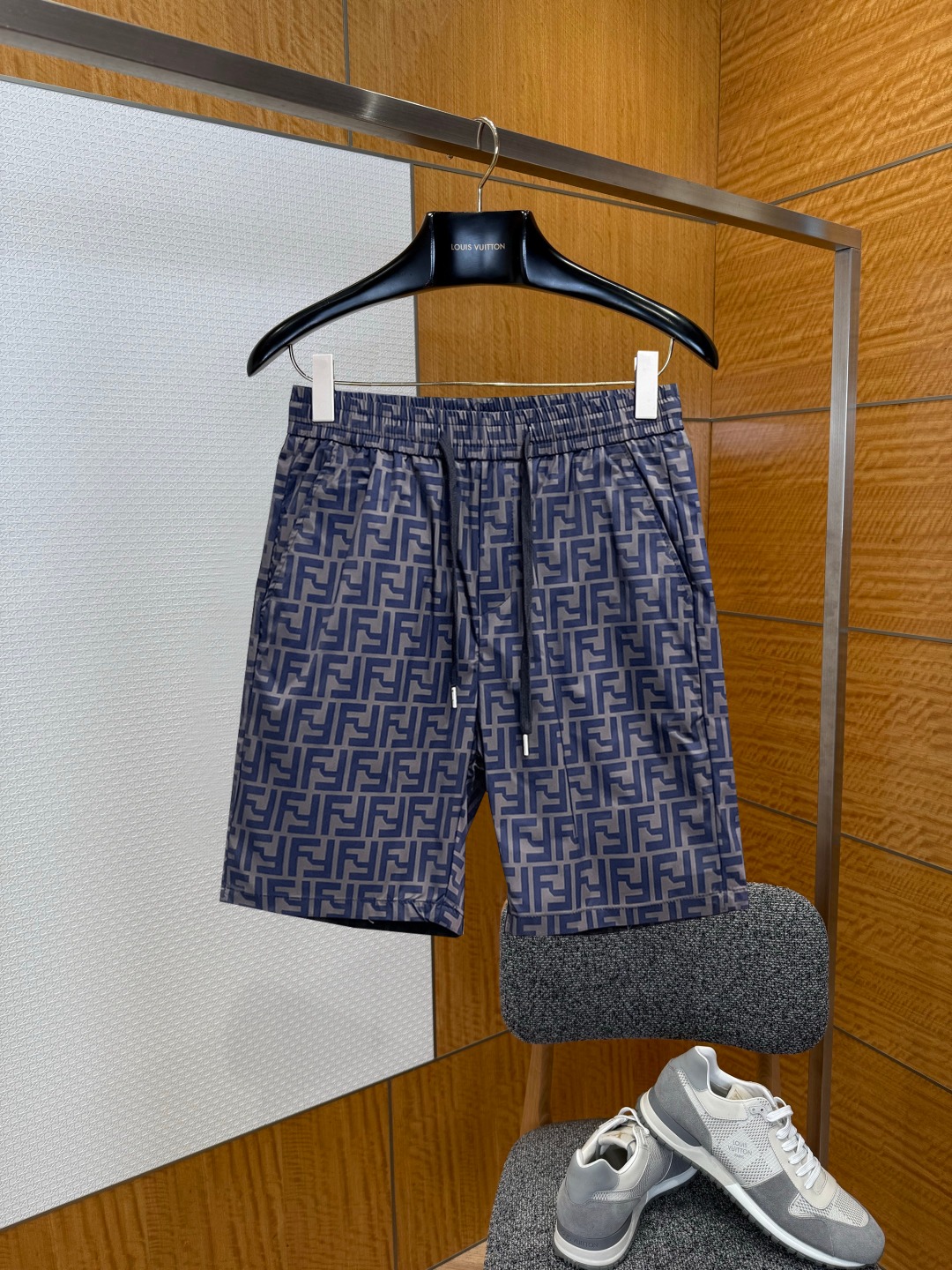 NO:929524,Fendi 2026 summer new original counter casual shorts, luxury classic brand original LOGO accessories, counter best-selling style, very comfortable to wear, low-key yet luxurious, very classy to wear. Needless to say the trousers style and tailoring, the upper body is exquisite and high-end, first-class and top-quality materials. Really palace-level casual pants. The cotton of Turkey is selected for its outstanding quality. After heavy washing, the pants are very soft!  Don't be picky, the upper body is absolutely stylish and extremely luxurious. Please quote your height and weight when ordering sizes M-3XL.,,fendi,shorts,19860909芬迪 2026夏季新款原单专柜休闲短裤,奢华经典品牌原版LOGO配饰 专柜热销款 身穿着非常舒适 低调不失奢华 穿出去非常有档次 裤型款式和裁剪亦无需多言 上身精致跃然高档一等一顶级质料 真正殿堂级的休闲裤 选用土耳其的棉花品质卓然,经过重水洗使得裤子很柔软！不挑人 上身绝对的有型 极度奢华. 尺码M-3XL下单报身高体重.,,fendi,shorts,,Men's clothing