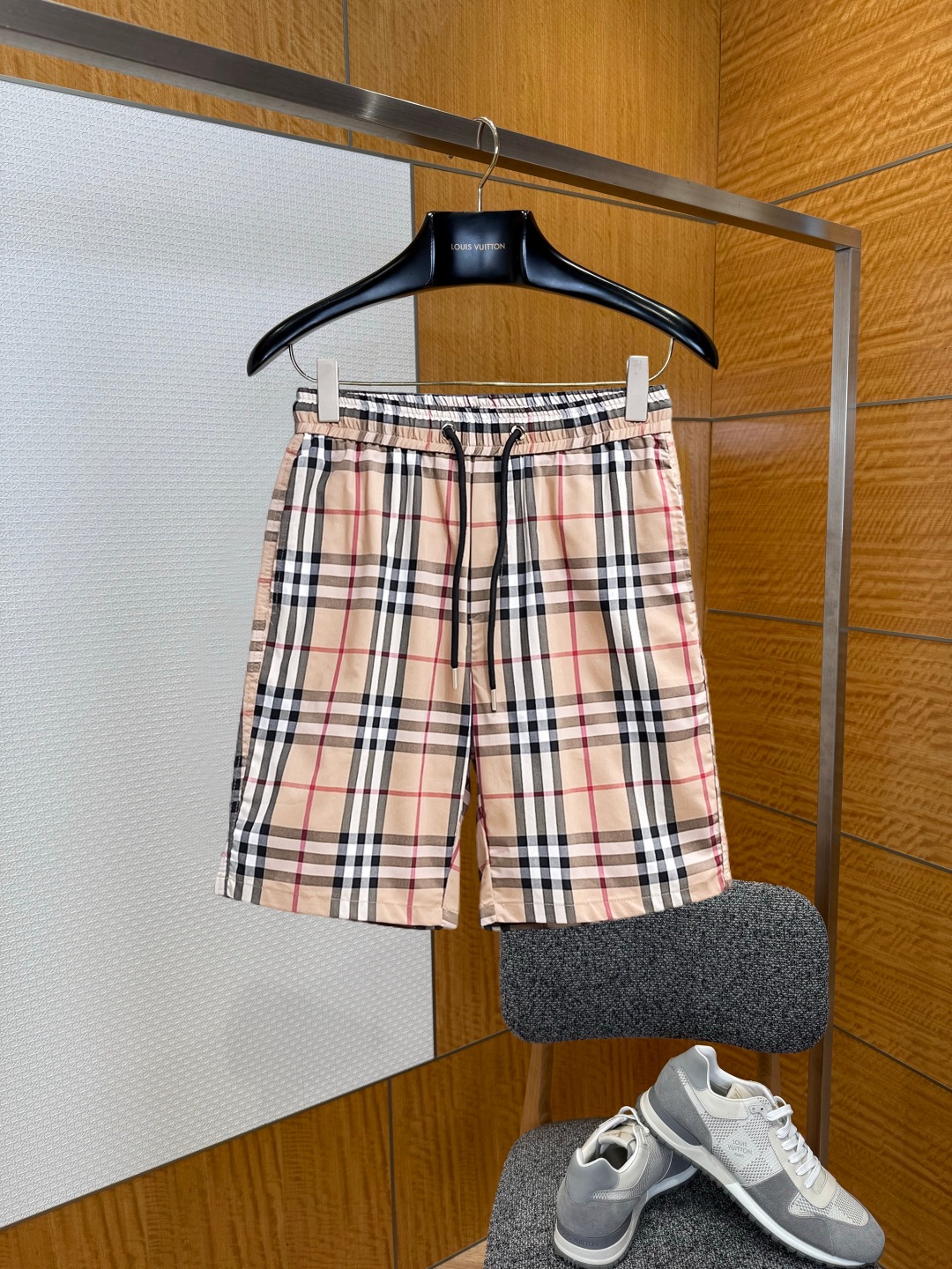 NO:929532,Burberry 2026 summer new original counter casual shorts, luxury classic brand original LOGO accessories, counter best-selling model. Very comfortable to wear, low-key yet luxurious, very classy to wear. Needless to say the trousers style and tailoring. The upper body is exquisite and high-end, first-class and top-quality materials. Really palace-level casual pants. The cotton of Turkey is selected for its outstanding quality. After heavy washing, the pants are very soft!  Don't be picky. The upper body is absolutely stylish and extremely luxurious. Please quote your height and weight when ordering sizes M-3XL.,,burberry,shorts,19860909巴宝莉 2026夏季新款原单专柜休闲短裤,奢华经典品牌原版LOGO配饰 专柜热销款 身穿着非常舒适 低调不失奢华 穿出去非常有档次 裤型款式和裁剪亦无需多言 上身精致跃然高档一等一顶级质料 真正殿堂级的休闲裤 选用土耳其的棉花品质卓然,经过重水洗使得裤子很柔软！不挑人 上身绝对的有型 极度奢华. 尺码M-3XL下单报身高体重.,,burberry,shorts,,Men's clothing