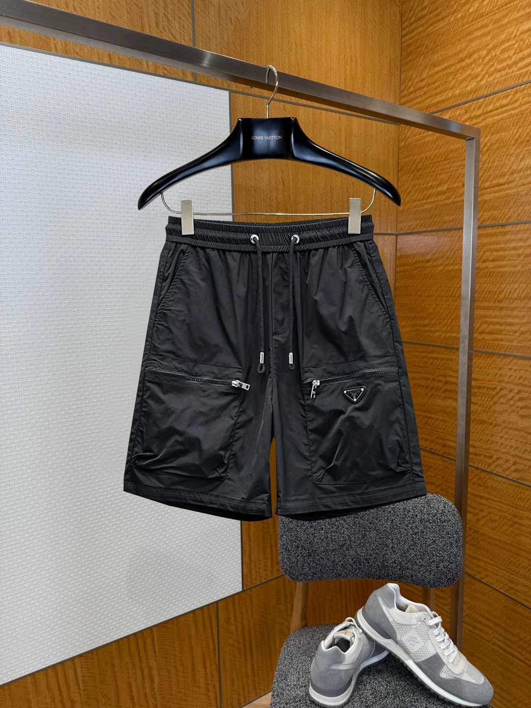 NO:929540,Prada 2026 new summer original counter casual shorts, luxury classic brand original LOGO accessories, counter best-selling model. Very comfortable to wear, low-key yet luxurious, very classy to wear. Needless to say the trousers style and cut. The upper body is exquisite and high-end, first-class and top-quality materials. Really palace-level casual pants. The cotton of Turkey is selected for its outstanding quality. After heavy washing, the pants are very soft!  Don't be picky. The upper body is absolutely stylish and extremely luxurious. Please quote your height and weight when ordering sizes M-3XL.,,prada,shorts,19860909普拉达 2026夏季新款原单专柜休闲短裤,奢华经典品牌原版LOGO配饰 专柜热销款 身穿着非常舒适 低调不失奢华 穿出去非常有档次 裤型款式和裁剪亦无需多言 上身精致跃然高档一等一顶级质料 真正殿堂级的休闲裤 选用土耳其的棉花品质卓然,经过重水洗使得裤子很柔软！不挑人 上身绝对的有型 极度奢华. 尺码M-3XL下单报身高体重.,,prada,shorts,,Men's clothing