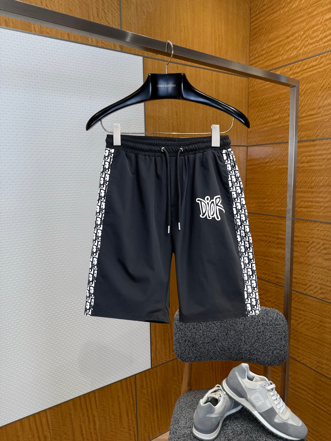 NO:929547,Dior's new 2026 summer original counter casual shorts, luxury classic brand original LOGO accessories, counter best-selling style, very comfortable to wear, low-key yet luxurious, very classy to wear. Needless to say the trousers style and tailoring, the upper body is exquisite and high-end, first-class and top-quality materials. Really palace-level casual pants. The cotton of Turkey is selected for its outstanding quality. After heavy washing, the pants are very soft!  Don't be picky. The upper body is absolutely stylish and extremely luxurious. Please state your height and weight when placing an order for sizes M-3XL.,,dior,shorts,19860909迪奥 2026夏季新款原单专柜休闲短裤,奢华经典品牌原版LOGO配饰 专柜热销款 身穿着非常舒适 低调不失奢华 穿出去非常有档次 裤型款式和裁剪亦无需多言 上身精致跃然高档一等一顶级质料 真正殿堂级的休闲裤 选用土耳其的棉花品质卓然,经过重水洗使得裤子很柔软！不挑人 上身绝对的有型 极度奢华. 尺码M-3XL下单报身高体重.,,dior,shorts,,Men's clothing