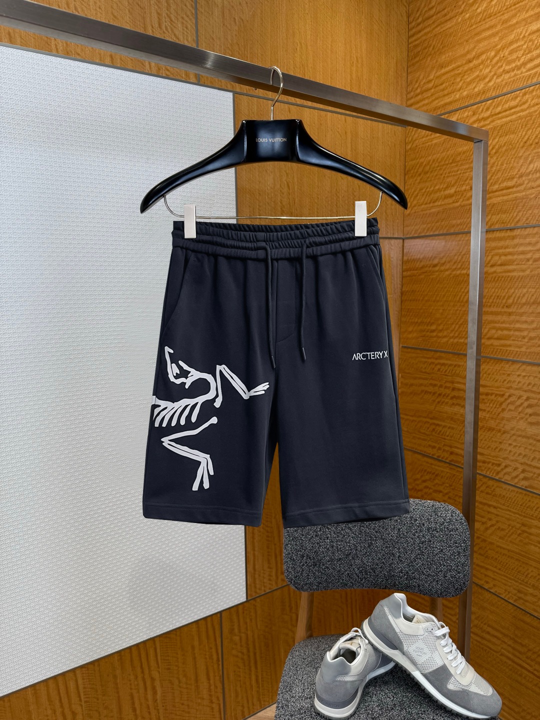 NO:929555,Arc'teryx 2026 summer new original counter casual shorts, luxury classic brand original LOGO accessories, counter best-selling model, very comfortable to wear, low-key yet luxurious, very classy to wear. Needless to say the trousers style and tailoring, the upper body is exquisite and high-end, first-class and top-quality materials. Really palace-level casual pants. The cotton of Turkey is of outstanding quality. After heavy washing, the pants are very soft!  Don't be picky, the upper body is absolutely stylish and extremely luxurious. Please state your height and weight when placing an order for sizes M-3XL.,arc'teryx,shorts,19860909始祖鸟 2026夏季新款原单专柜休闲短裤,奢华经典品牌原版LOGO配饰 专柜热销款 身穿着非常舒适 低调不失奢华 穿出去非常有档次 裤型款式和裁剪亦无需多言 上身精致跃然高档一等一顶级质料 真正殿堂级的休闲裤 选用土耳其的棉花品质卓然,经过重水洗使得裤子很柔软！不挑人 上身绝对的有型 极度奢华. 尺码M-3XL下单报身高体重.,arc'teryx,shorts,,Men's clothing