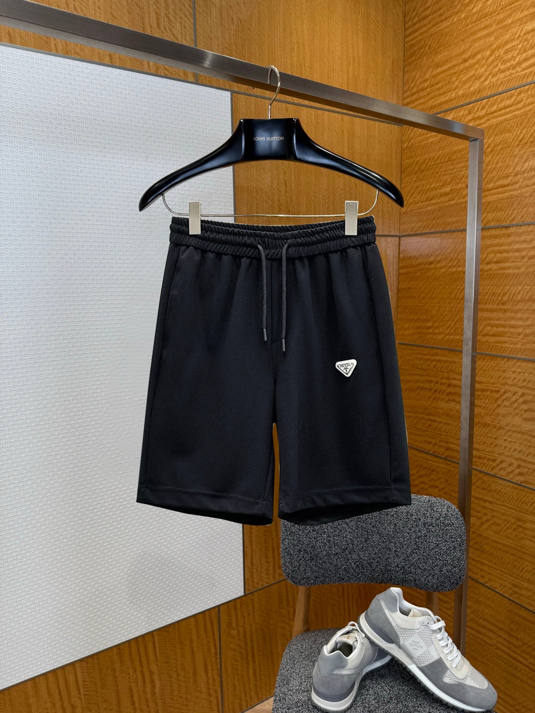 NO:929480,Prada 2026 new summer original counter casual shorts, luxury classic brand original LOGO accessories, counter best-selling model. Very comfortable to wear, low-key yet luxurious, very classy to wear. Needless to say the trousers style and cut. The upper body is exquisite and high-end, first-class and top-quality materials. Really palace-level casual pants. The cotton of Turkey is selected for its outstanding quality. After heavy washing, the pants are very soft!  Don't be picky. The upper body is absolutely stylish and extremely luxurious. Please quote your height and weight when ordering sizes M-3XL.,,prada,shorts,19860909普拉达 2026夏季新款原单专柜休闲短裤,奢华经典品牌原版LOGO配饰 专柜热销款 身穿着非常舒适 低调不失奢华 穿出去非常有档次 裤型款式和裁剪亦无需多言 上身精致跃然高档一等一顶级质料 真正殿堂级的休闲裤 选用土耳其的棉花品质卓然,经过重水洗使得裤子很柔软！不挑人 上身绝对的有型 极度奢华. 尺码M-3XL下单报身高体重.,,prada,shorts,,Men's clothing