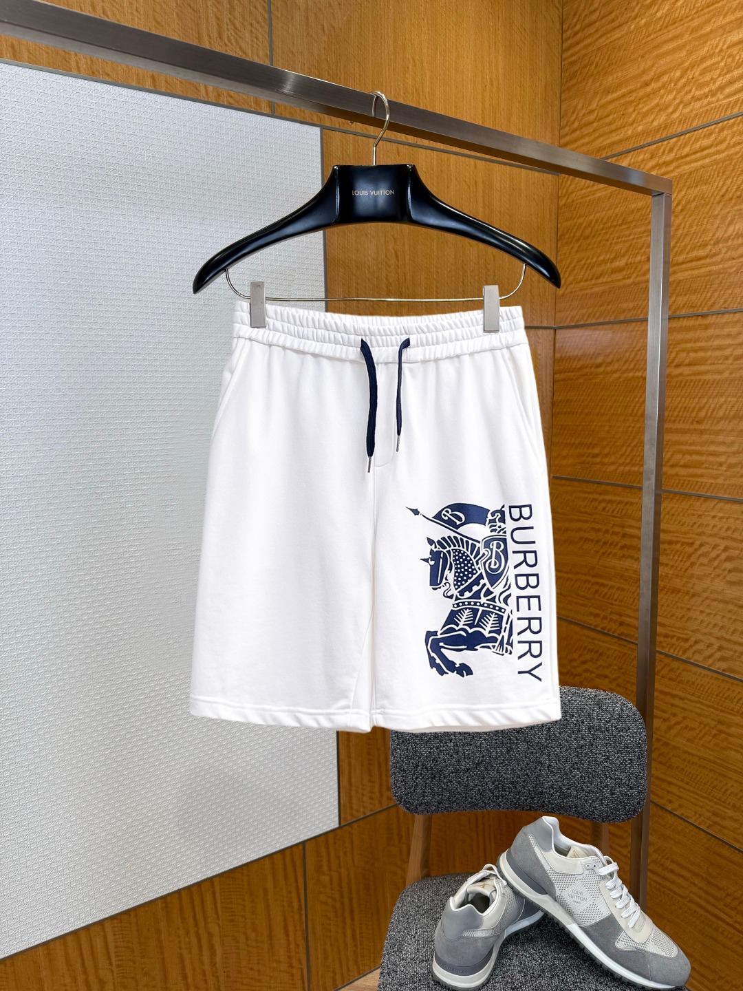 NO:929490,Burberry 2026 summer new original counter casual shorts, luxury classic brand original LOGO accessories, counter best-selling model. Very comfortable to wear, low-key yet luxurious, very classy to wear. Needless to say the trousers style and tailoring. The upper body is exquisite and high-end, first-class and top-quality materials. Really palace-level casual pants. The cotton of Turkey is selected for its outstanding quality. After heavy washing, the pants are very soft!  Don't be picky. The upper body is absolutely stylish and extremely luxurious. Please quote your height and weight when ordering sizes M-3XL.,,burberry,shorts,19860909巴宝莉 2026夏季新款原单专柜休闲短裤,奢华经典品牌原版LOGO配饰 专柜热销款 身穿着非常舒适 低调不失奢华 穿出去非常有档次 裤型款式和裁剪亦无需多言 上身精致跃然高档一等一顶级质料 真正殿堂级的休闲裤 选用土耳其的棉花品质卓然,经过重水洗使得裤子很柔软！不挑人 上身绝对的有型 极度奢华. 尺码M-3XL下单报身高体重.,,burberry,shorts,,Men's clothing
