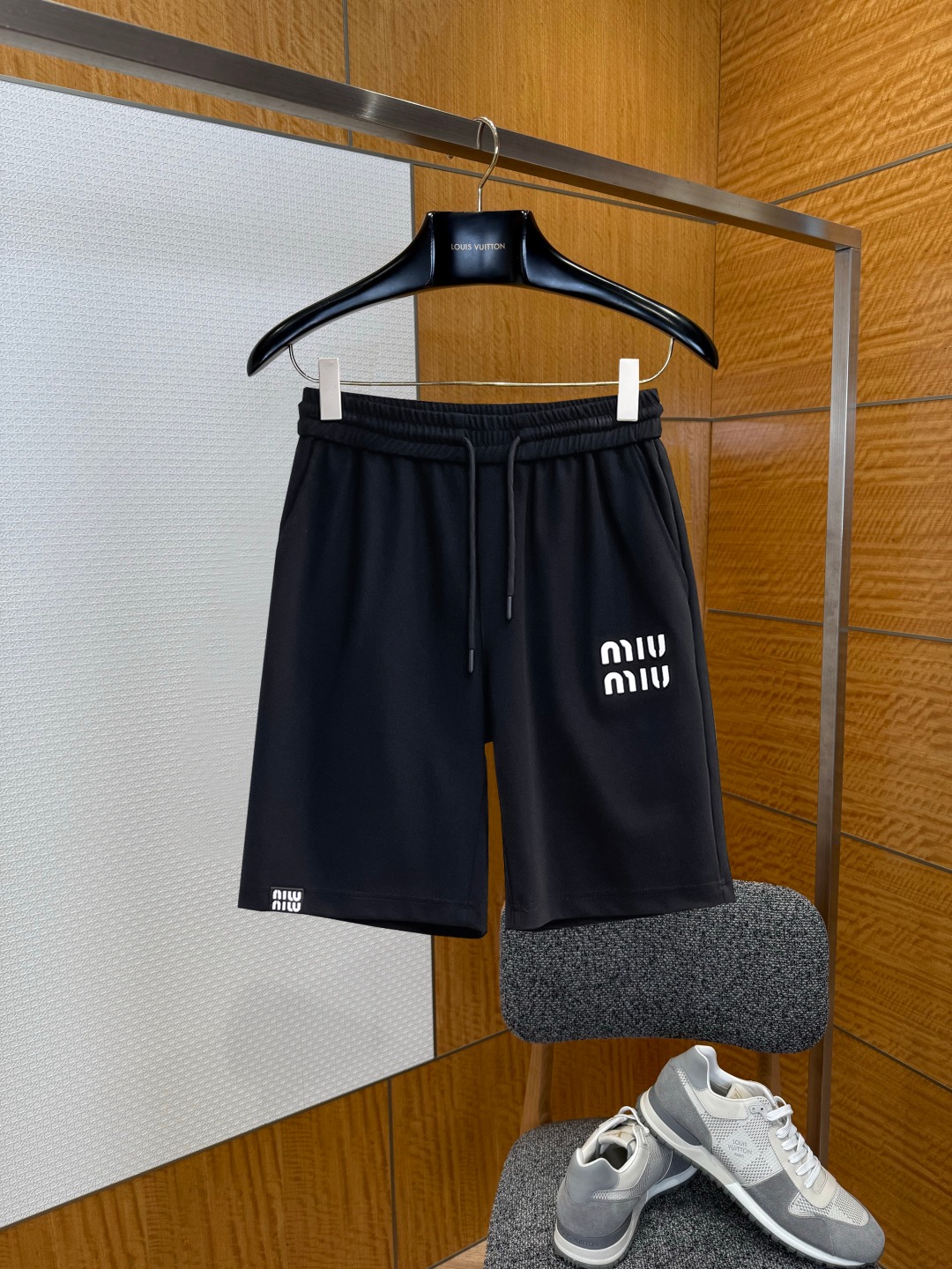 NO:929499,miumiu 2026 summer new original counter casual shorts, luxury classic brand original LOGO accessories, counter best-selling style, very comfortable to wear, low-key yet luxurious, very classy to wear. Needless to say, the style and tailoring of the pants. The upper body is exquisite and high-end, first-class and top-quality materials. Really palace-level casual pants. The cotton of Turkey is of outstanding quality. After heavy washing, the pants are very soft!  Don't be picky, the upper body is absolutely stylish and extremely luxurious. Please quote your height and weight when ordering sizes M-3XL.,,miumiu,shorts,19860909miumiu 2026夏季新款原单专柜休闲短裤,奢华经典品牌原版LOGO配饰 专柜热销款 身穿着非常舒适 低调不失奢华 穿出去非常有档次 裤型款式和裁剪亦无需多言 上身精致跃然高档一等一顶级质料 真正殿堂级的休闲裤 选用土耳其的棉花品质卓然,经过重水洗使得裤子很柔软！不挑人 上身绝对的有型 极度奢华. 尺码M-3XL下单报身高体重.,,miumiu,shorts,,Men's clothing