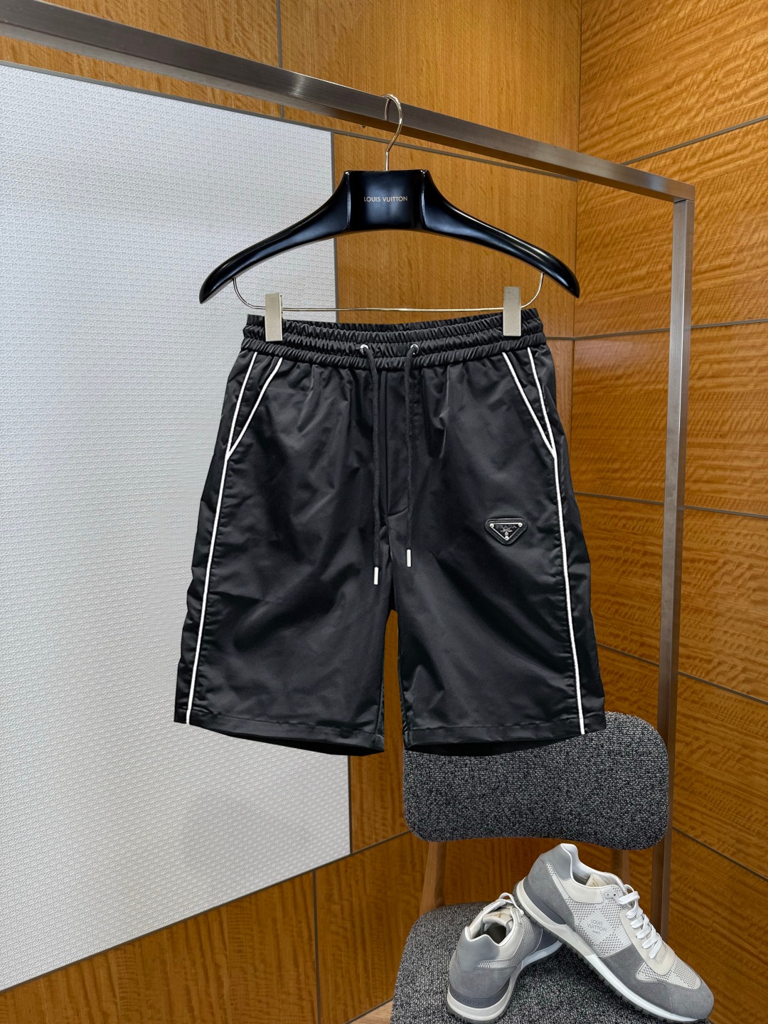 NO:929508,Prada 2026 new summer original counter casual shorts, luxury classic brand original LOGO accessories, counter best-selling model. Very comfortable to wear, low-key yet luxurious, very classy to wear. Needless to say the trousers style and cut. The upper body is exquisite and high-end, first-class and top-quality materials. Really palace-level casual pants. The cotton of Turkey is selected for its outstanding quality. After heavy washing, the pants are very soft!  Don't be picky. The upper body is absolutely stylish and extremely luxurious. Please quote your height and weight when ordering sizes M-3XL.,,prada,shorts,19860909普拉达 2026夏季新款原单专柜休闲短裤,奢华经典品牌原版LOGO配饰 专柜热销款 身穿着非常舒适 低调不失奢华 穿出去非常有档次 裤型款式和裁剪亦无需多言 上身精致跃然高档一等一顶级质料 真正殿堂级的休闲裤 选用土耳其的棉花品质卓然,经过重水洗使得裤子很柔软！不挑人 上身绝对的有型 极度奢华. 尺码M-3XL下单报身高体重.,,prada,shorts,,Men's clothing