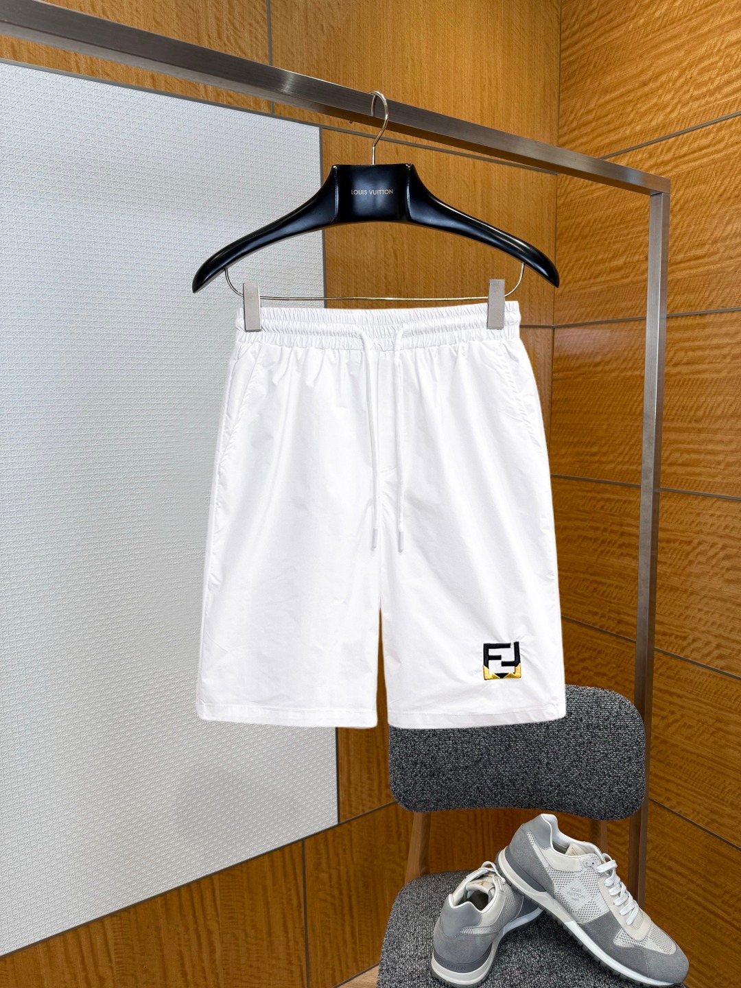 NO:929518,Fendi 2026 summer new original counter casual shorts, luxury classic brand original LOGO accessories, counter best-selling style, very comfortable to wear, low-key yet luxurious, very classy to wear. Needless to say the trousers style and tailoring, the upper body is exquisite and high-end, first-class and top-quality materials. Really palace-level casual pants. The cotton of Turkey is selected for its outstanding quality. After heavy washing, the pants are very soft!  Don't be picky, the upper body is absolutely stylish and extremely luxurious. Please quote your height and weight when ordering sizes M-3XL.,,fendi,shorts,19860909芬迪 2026夏季新款原单专柜休闲短裤,奢华经典品牌原版LOGO配饰 专柜热销款 身穿着非常舒适 低调不失奢华 穿出去非常有档次 裤型款式和裁剪亦无需多言 上身精致跃然高档一等一顶级质料 真正殿堂级的休闲裤 选用土耳其的棉花品质卓然,经过重水洗使得裤子很柔软！不挑人 上身绝对的有型 极度奢华. 尺码M-3XL下单报身高体重.,,fendi,shorts,,Men's clothing