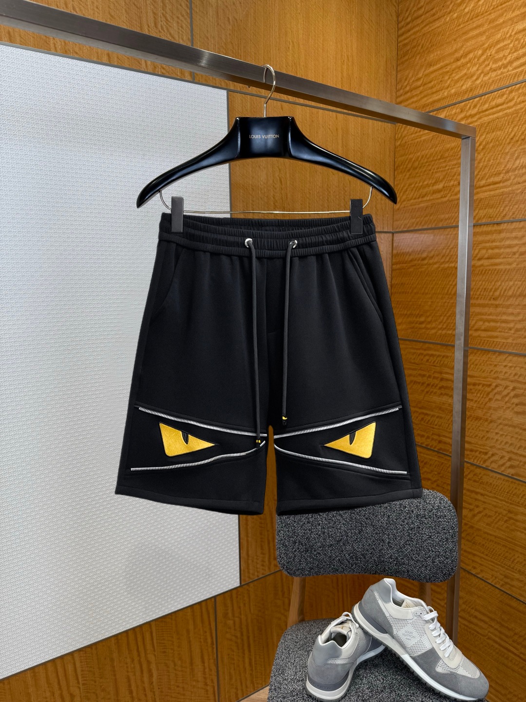 NO:929596,Fendi 2026 summer new original counter casual shorts, luxury classic brand original LOGO accessories, counter best-selling style, very comfortable to wear, low-key yet luxurious, very classy to wear. Needless to say the trousers style and tailoring, the upper body is exquisite and high-end, first-class and top-quality materials. Really palace-level casual pants. The cotton of Turkey is selected for its outstanding quality. After heavy washing, the pants are very soft!  Don't be picky, the upper body is absolutely stylish and extremely luxurious. Please quote your height and weight when ordering sizes M-3XL.,,fendi,shorts,19860909芬迪 2026夏季新款原单专柜休闲短裤,奢华经典品牌原版LOGO配饰 专柜热销款 身穿着非常舒适 低调不失奢华 穿出去非常有档次 裤型款式和裁剪亦无需多言 上身精致跃然高档一等一顶级质料 真正殿堂级的休闲裤 选用土耳其的棉花品质卓然,经过重水洗使得裤子很柔软！不挑人 上身绝对的有型 极度奢华. 尺码M-3XL下单报身高体重.,,fendi,shorts,,Men's clothing