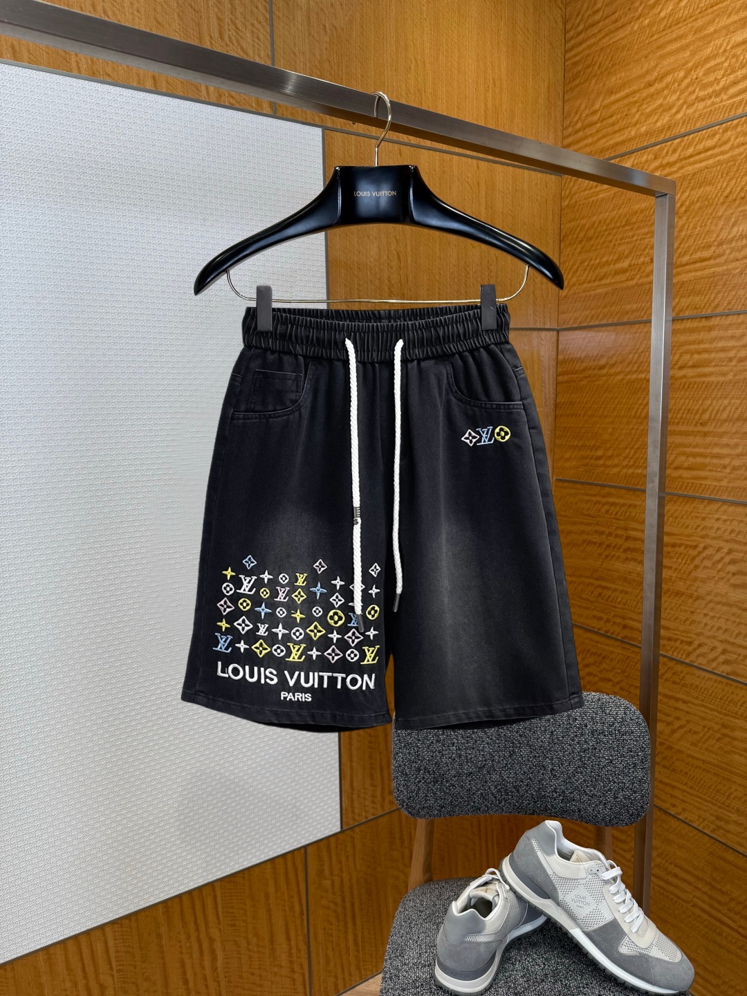 NO:929602,Lv 2026 summer new original counter casual shorts, luxury classic brand original LOGO accessories, counter best-selling style, very comfortable to wear, low-key yet luxurious, very classy to wear. Needless to say, the trousers style and tailoring. The upper body is exquisite and high-end, first-class and top-quality materials. Really palace-level casual pants. The cotton of Türkiye is of outstanding quality. After heavy washing, the pants are very soft!  Don't be picky. The upper body is absolutely stylish and extremely luxurious. Please quote your height and weight when ordering sizes M-3XL.,,louis vuitton,shorts,19860909Lv 2026夏季新款原单专柜休闲短裤,奢华经典品牌原版LOGO配饰 专柜热销款 身穿着非常舒适 低调不失奢华 穿出去非常有档次 裤型款式和裁剪亦无需多言 上身精致跃然高档一等一顶级质料 真正殿堂级的休闲裤 选用土耳其的棉花品质卓然,经过重水洗使得裤子很柔软！不挑人 上身绝对的有型 极度奢华. 尺码M-3XL下单报身高体重.,,louis vuitton,shorts,,Men's clothing