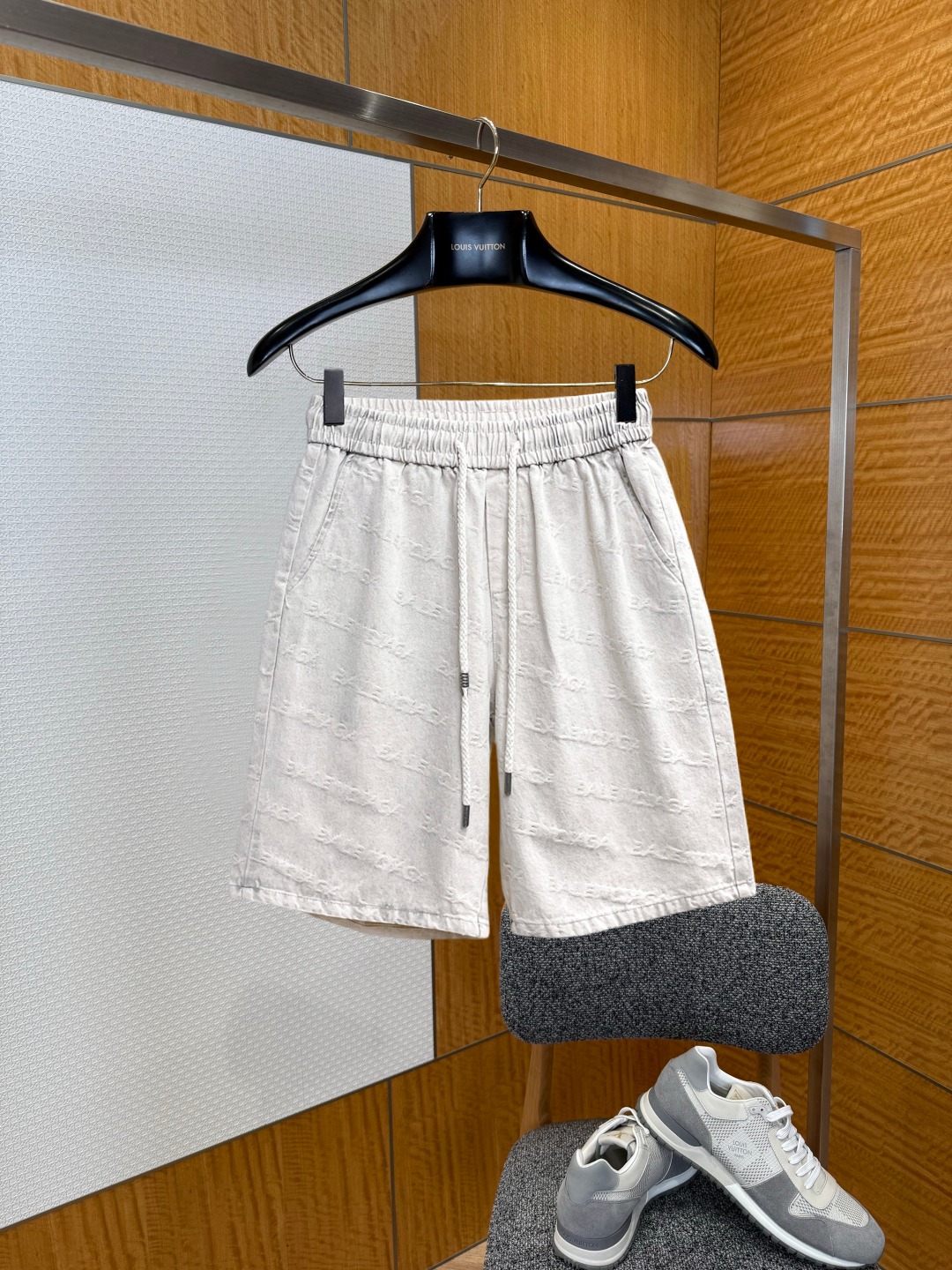 NO:929609,Balenciaga 2026 summer new original counter casual shorts, luxury classic brand original LOGO accessories, counter best-selling style. Very comfortable to wear, low-key yet luxurious, very classy to wear. Needless to say the trousers style and tailoring. The upper body is exquisite and high-end, first-class and top-quality materials. Really palace-level casual pants. The cotton of Turkey is selected for its outstanding quality. After heavy washing, the pants are very soft!  Don't be picky. The upper body is absolutely stylish and extremely luxurious. Please state your height and weight when ordering sizes M-3XL.,,balenciaga,shorts,19860909巴黎世家 2026夏季新款原单专柜休闲短裤,奢华经典品牌原版LOGO配饰 专柜热销款 身穿着非常舒适 低调不失奢华 穿出去非常有档次 裤型款式和裁剪亦无需多言 上身精致跃然高档一等一顶级质料 真正殿堂级的休闲裤 选用土耳其的棉花品质卓然,经过重水洗使得裤子很柔软！不挑人 上身绝对的有型 极度奢华. 尺码M-3XL下单报身高体重.,,balenciaga,shorts,,Men's clothing