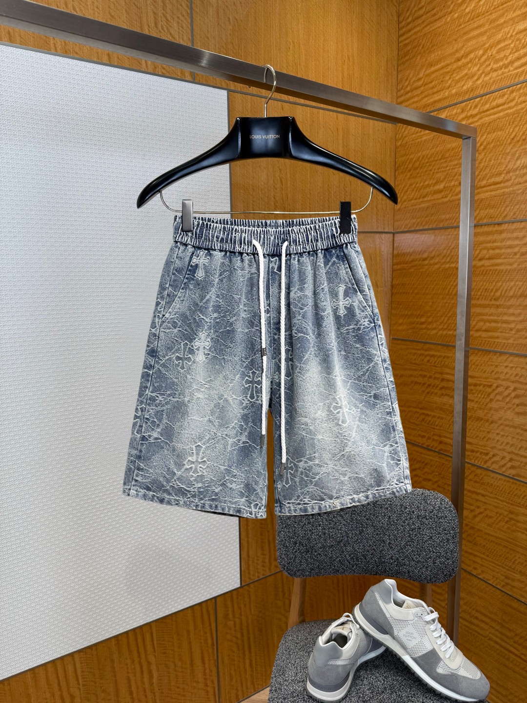 NO:929615,Kroxin 2026 summer new original counter casual shorts, luxury classic brand original LOGO accessories, counter best-selling model. Very comfortable to wear, low-key yet luxurious, very classy to wear. Needless to say the trousers style and tailoring. The upper body is exquisite and high-end, first-class and top-quality materials. Really palace-level casual pants. The cotton of Turkey is selected for its outstanding quality. After heavy washing, the pants are very soft!  Don't be picky. The upper body is absolutely stylish and extremely luxurious. Please state your height and weight when ordering sizes M-3XL.,,chrome hearts,shorts,19860909克罗心 2026夏季新款原单专柜休闲短裤,奢华经典品牌原版LOGO配饰 专柜热销款 身穿着非常舒适 低调不失奢华 穿出去非常有档次 裤型款式和裁剪亦无需多言 上身精致跃然高档一等一顶级质料 真正殿堂级的休闲裤 选用土耳其的棉花品质卓然,经过重水洗使得裤子很柔软！不挑人 上身绝对的有型 极度奢华. 尺码M-3XL下单报身高体重.,,chrome hearts,shorts,,Men's clothing