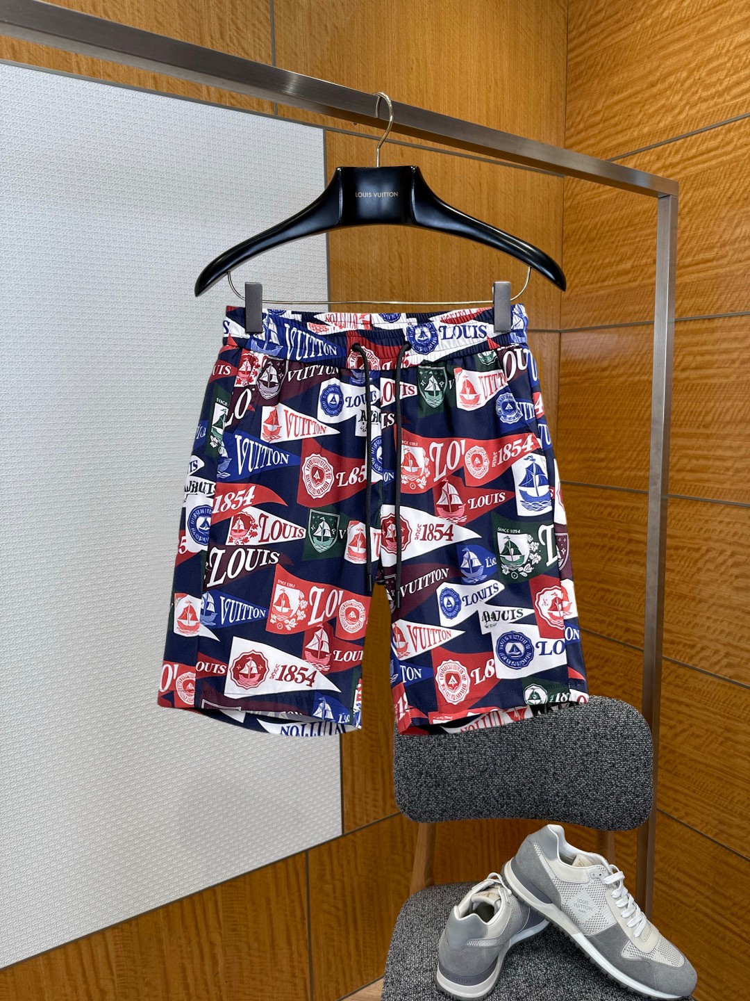 NO:929622,Lv 2026 summer new original counter casual shorts, luxury classic brand original LOGO accessories, counter best-selling style, very comfortable to wear, low-key yet luxurious, very classy to wear. Needless to say, the trousers style and tailoring. The upper body is exquisite and high-end, first-class and top-quality materials. Really palace-level casual pants. The cotton of Türkiye is of outstanding quality. After heavy washing, the pants are very soft!  Don't be picky. The upper body is absolutely stylish and extremely luxurious. Please quote your height and weight when ordering sizes M-3XL.,,louis vuitton,shorts,19860909Lv 2026夏季新款原单专柜休闲短裤,奢华经典品牌原版LOGO配饰 专柜热销款 身穿着非常舒适 低调不失奢华 穿出去非常有档次 裤型款式和裁剪亦无需多言 上身精致跃然高档一等一顶级质料 真正殿堂级的休闲裤 选用土耳其的棉花品质卓然,经过重水洗使得裤子很柔软！不挑人 上身绝对的有型 极度奢华. 尺码M-3XL下单报身高体重.,,louis vuitton,shorts,,Men's clothing