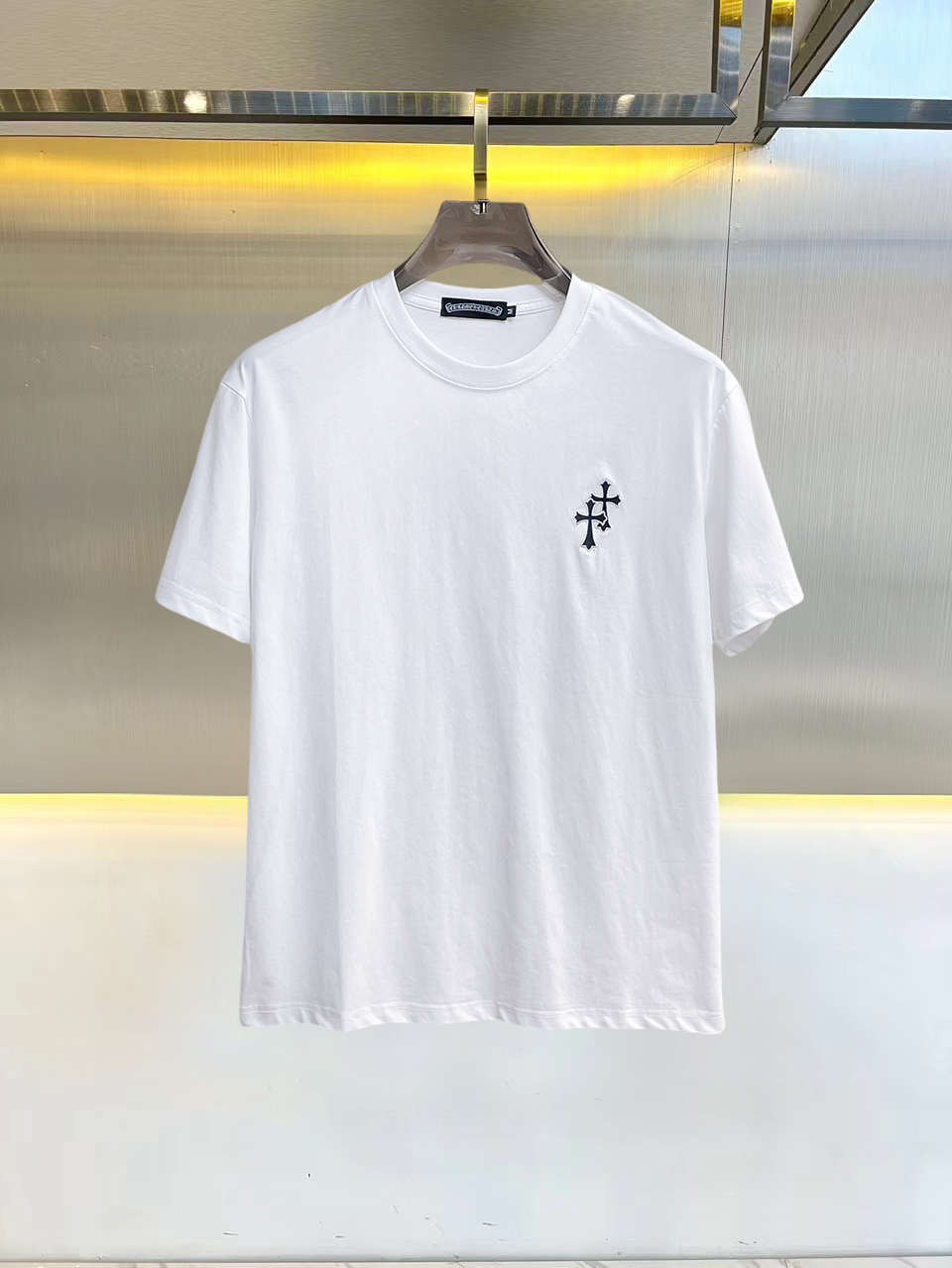 NO:832141,Kroxin's 2026 spring and summer new debut counter, the latest short-sleeved round neck T-shirt, high-end customization, avant-garde and fashionable design!  The brand logo is designed with heavy craftsmanship. High-end customized double mercerized fabric. Soft to the touch. Comfortable to wear. Exquisite stitching at the counter level. Fine workmanship. The upper body effect is incomparably handsome!  A must-have item for a stylish man!  Good news for fat people--size M-3XL,,chrome hearts,T-shirt,tees,t-shirt,19860909克罗心 2026春夏新款首发专柜最新款短袖圆领T恤 高端订制 设计前卫时尚！品牌logo重工艺设计 高端定制双丝光面料.手感柔软.穿着舒适.专柜级别精致车线.做工精细.上身效果无敌帅气！型男必备单品！胖子福音-- 码数 M-3XL,,chrome hearts,T-shirt,tees，t-shirt,,Men's clothing