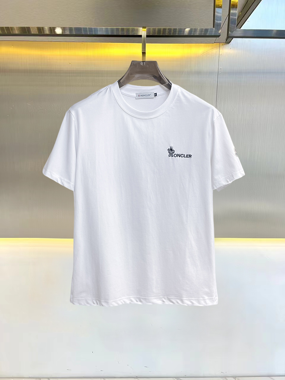 NO:832148,Meng Mouth 2026 spring and summer new style debut counter latest short-sleeved round neck T-shirt, high-end customization, avant-garde and fashionable design!  The brand logo is designed with heavy craftsmanship. High-end customized double mercerized fabric. Soft to the touch. Comfortable to wear. Exquisite stitching at the counter level. Fine workmanship. The upper body effect is incomparably handsome!  A must-have item for a stylish man!  Good news for fat people--size M-3XL,,Moncler,T-shirt,tees,t-shirt,19860909蒙口 2026春夏新款首发专柜最新款短袖圆领T恤 高端订制 设计前卫时尚！品牌logo重工艺设计 高端定制双丝光面料.手感柔软.穿着舒适.专柜级别精致车线.做工精细.上身效果无敌帅气！型男必备单品！胖子福音-- 码数 M-3XL,,Moncler,T-shirt,tees，t-shirt,,Men's clothing
