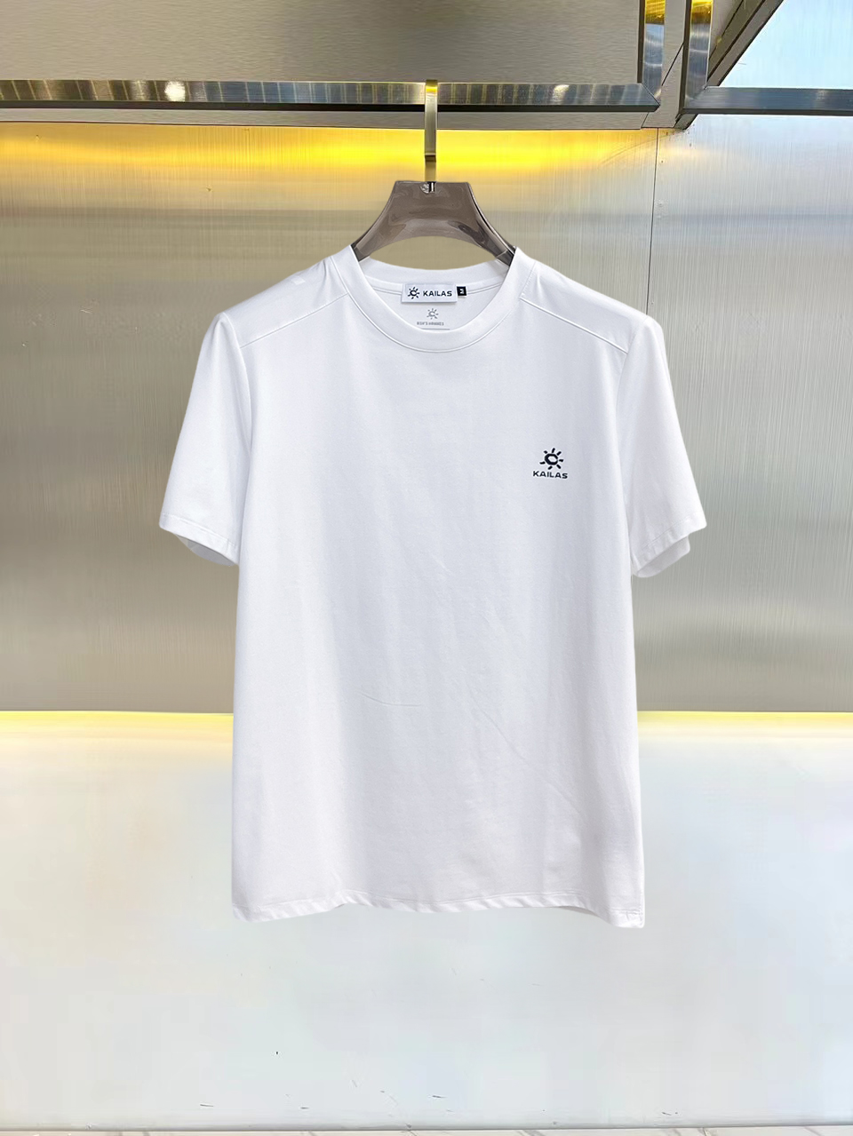 NO:832154,Kaileshi 2026 spring and summer new debut counter latest short-sleeved round neck T-shirt, high-end customization, avant-garde and fashionable design!  The brand logo is designed with heavy craftsmanship. High-end customized double mercerized fabric. Soft to the touch. Comfortable to wear. Exquisite stitching at the counter level. Fine workmanship. The upper body effect is incomparably handsome!  A must-have item for a stylish man!  Good news for fat people--size M-3XL,,T-shirt,tees,t-shirt,19860909凯乐石 2026春夏新款首发专柜最新款短袖圆领T恤 高端订制 设计前卫时尚！品牌logo重工艺设计 高端定制双丝光面料.手感柔软.穿着舒适.专柜级别精致车线.做工精细.上身效果无敌帅气！型男必备单品！胖子福音-- 码数 M-3XL,,T-shirt,tees，t-shirt,,Men's clothing