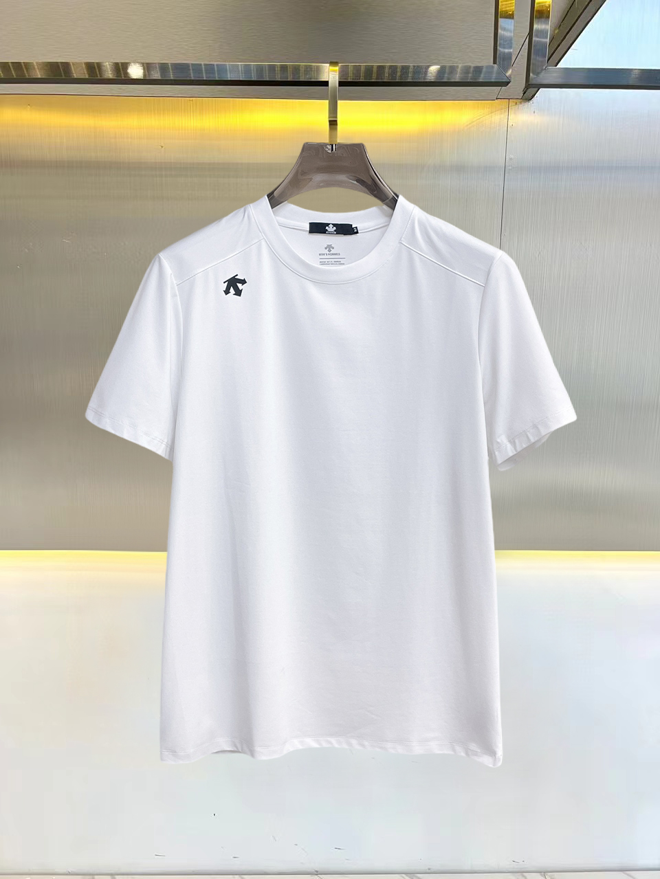 NO:832159,Descente's 2026 spring and summer new style debut counter, the latest short-sleeved round neck T-shirt, high-end customization, avant-garde and fashionable design!  The brand logo is designed with heavy craftsmanship. High-end customized double mercerized fabric. Soft to the touch. Comfortable to wear. Exquisite stitching at the counter level. Fine workmanship. The upper body effect is incomparably handsome!  A must-have item for a stylish man!  Good news for fat people--size M-3XL,,T-shirt,tees,t-shirt,19860909迪桑特 2026春夏新款首发专柜最新款短袖圆领T恤 高端订制 设计前卫时尚！品牌logo重工艺设计 高端定制双丝光面料.手感柔软.穿着舒适.专柜级别精致车线.做工精细.上身效果无敌帅气！型男必备单品！胖子福音-- 码数 M-3XL,,T-shirt,tees，t-shirt,,Men's clothing