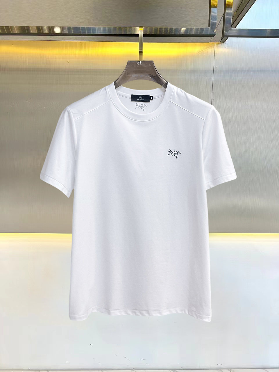 NO:832168,Arc'teryx 2026 spring and summer new style debut counter, the latest short-sleeved round neck T-shirt, high-end customization, avant-garde and fashionable design!  The brand logo is designed with heavy craftsmanship. High-end customized double mercerized fabric. Soft to the touch. Comfortable to wear. Exquisite stitching at the counter level. Fine workmanship. The upper body effect is incomparably handsome!  A must-have item for a stylish man!  Good news for fat people--size M-3XL,arc'teryx,T-shirt,tees,t-shirt,19860909始祖鸟 2026春夏新款首发专柜最新款短袖圆领T恤 高端订制 设计前卫时尚！品牌logo重工艺设计 高端定制双丝光面料.手感柔软.穿着舒适.专柜级别精致车线.做工精细.上身效果无敌帅气！型男必备单品！胖子福音-- 码数 M-3XL,arc'teryx,T-shirt,tees，t-shirt,,Men's clothing