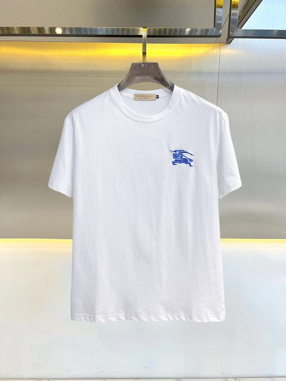 NO:832175,Burberry's 2026 spring and summer new style debut counter, the latest short-sleeved round neck T-shirt, high-end customization, avant-garde and fashionable design!  The brand logo is designed with heavy craftsmanship. High-end customized double mercerized fabric. Soft to the touch. Comfortable to wear. Exquisite stitching at the counter level. Fine workmanship. The upper body effect is incomparably handsome!  A must-have item for a stylish man!  Good news for fat people--size M-3XL,,burberry,T-shirt,tees,t-shirt,19860909巴宝莉 2026春夏新款首发专柜最新款短袖圆领T恤 高端订制 设计前卫时尚！品牌logo重工艺设计 高端定制双丝光面料.手感柔软.穿着舒适.专柜级别精致车线.做工精细.上身效果无敌帅气！型男必备单品！胖子福音-- 码数 M-3XL,,burberry,T-shirt,tees，t-shirt,,Men's clothing