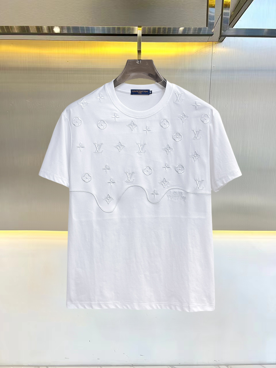 NO:832183,Lv 2026 spring and summer new style debut counter, the latest short-sleeved round neck T-shirt, high-end customization, avant-garde and fashionable design!  The brand logo is designed with heavy craftsmanship. High-end customized double mercerized fabric. Soft to the touch. Comfortable to wear. Exquisite stitching at the counter level. Fine workmanship. The upper body effect is incomparably handsome!  A must-have item for a stylish man!  Good news for fat people--size M-3XL,,louis vuitton,T-shirt,tees,t-shirt,19860909Lv 2026春夏新款首发专柜最新款短袖圆领T恤 高端订制 设计前卫时尚！品牌logo重工艺设计 高端定制双丝光面料.手感柔软.穿着舒适.专柜级别精致车线.做工精细.上身效果无敌帅气！型男必备单品！胖子福音-- 码数 M-3XL,,louis vuitton,T-shirt,tees，t-shirt,,Men's clothing