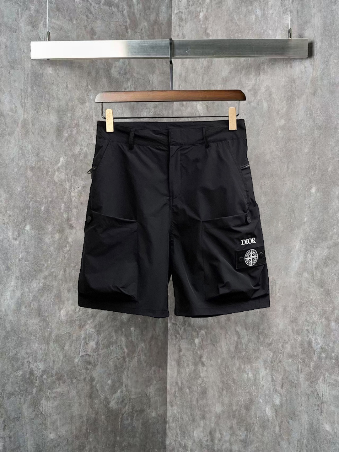 NO:845801,Dior 2026ss spring and summer new original counter casual shorts, luxury classic brand original LOGO accessories, counter best-selling model. Very comfortable to wear, low-key yet luxurious, very classy to wear. Needless to say the trousers style and tailoring. The upper body is exquisite and high-end, first-class and top-quality materials. Really palace-level casual pants. The cotton of Türkiye is of outstanding quality. After heavy washing, the pants are very soft!  Not picky, the upper body is absolutely stylish and extremely luxurious. Sizes M-3XL, dior, shorts,19860909迪奥 2026ss春夏新款原单专柜休闲短裤,奢华经典品牌原版LOGO配饰 专柜热销款 身穿着非常舒适 低调不失奢华 穿出去非常有档次 裤型款式和裁剪亦无需多言 上身精致跃然高档一等一顶级质料 真正殿堂级的休闲裤 选用土耳其的棉花品质卓然,经过重水洗使得裤子很柔软！不挑人 上身绝对的有型 极度奢华. 尺码M-3XL,,dior,shorts,,Men's clothing