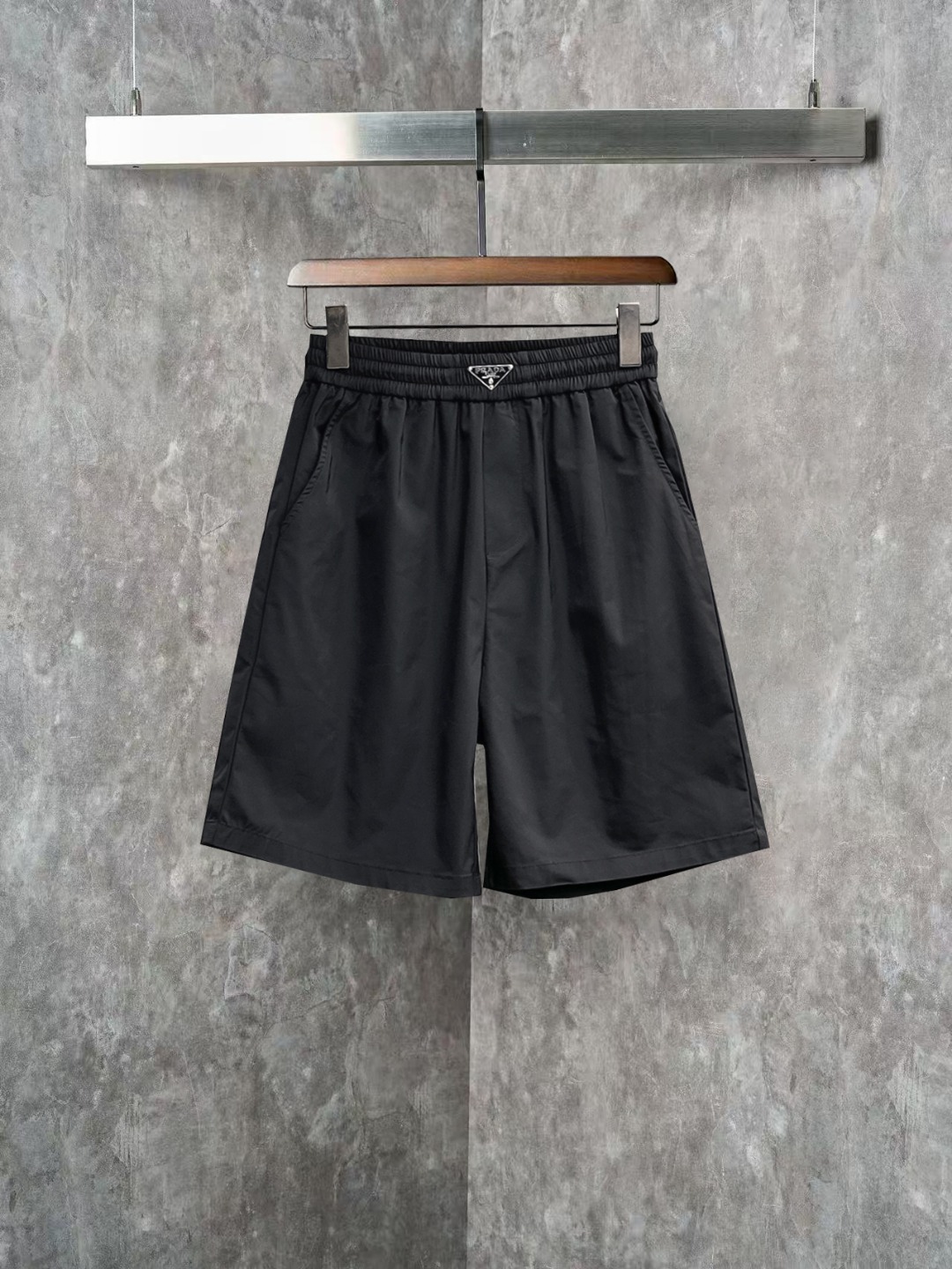 NO:845807,Prada 2026ss spring and summer new original counter casual shorts, luxury classic brand original LOGO accessories, counter best-selling model, very comfortable to wear, low-key yet luxurious, very classy to wear. Needless to say the trousers style and tailoring, the upper body is exquisite and high-end, first-class and top-quality materials. Really palace-level casual pants. The cotton of Türkiye is of outstanding quality. After heavy washing, the pants are very soft!  Not picky, the upper body is absolutely stylish and extremely luxurious. Sizes M-3XL, prada, shorts,19860909普拉达 2026ss春夏新款原单专柜休闲短裤,奢华经典品牌原版LOGO配饰 专柜热销款 身穿着非常舒适 低调不失奢华 穿出去非常有档次 裤型款式和裁剪亦无需多言 上身精致跃然高档一等一顶级质料 真正殿堂级的休闲裤 选用土耳其的棉花品质卓然,经过重水洗使得裤子很柔软！不挑人 上身绝对的有型 极度奢华. 尺码M-3XL,,prada,shorts,,Men's clothing