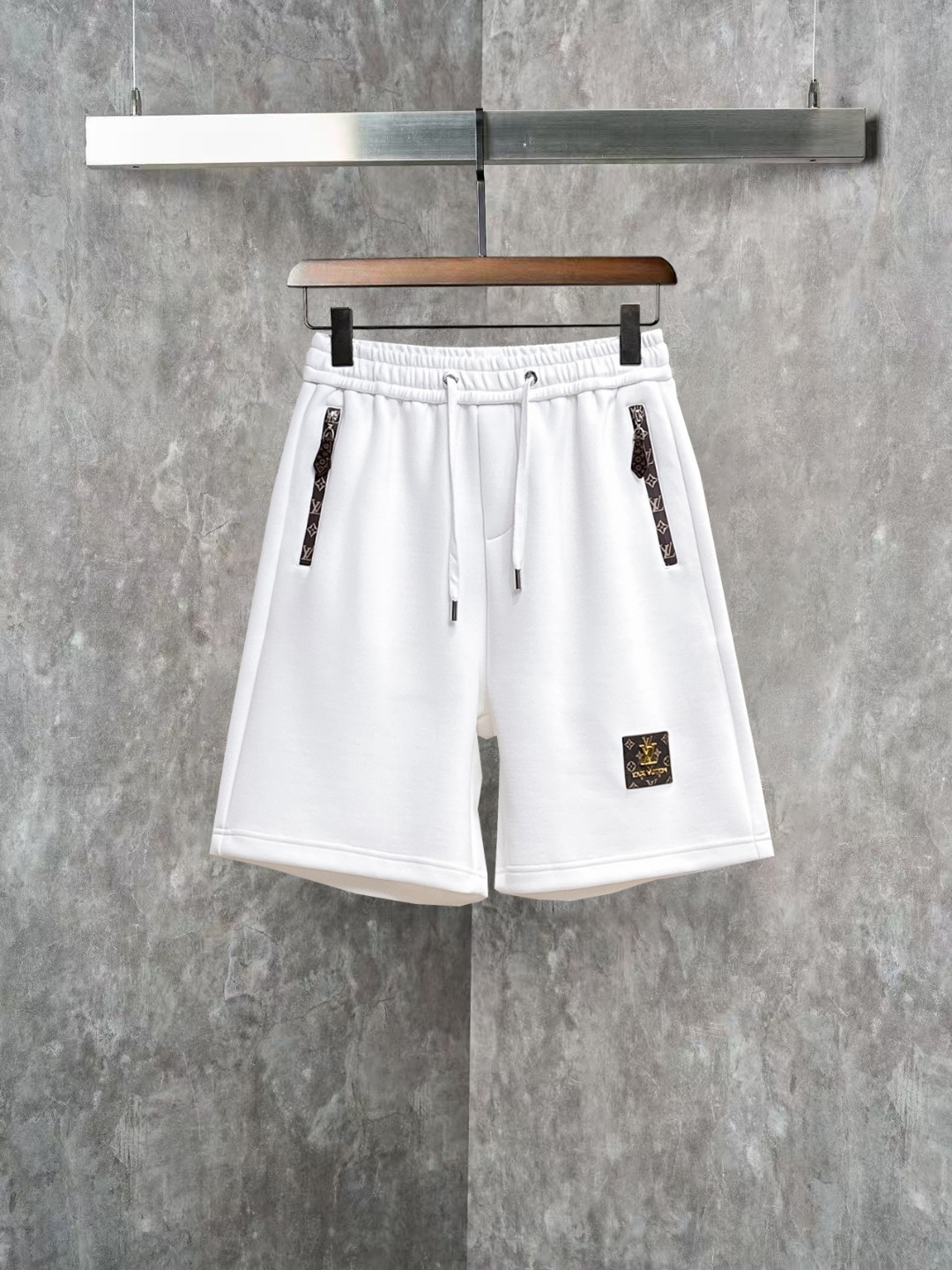 NO:845811,LV 2026ss spring and summer new original counter casual shorts, luxury classic brand original LOGO accessories, counter best-selling style. Very comfortable to wear, low-key yet luxurious, very classy to wear. Needless to say the trousers style and tailoring. The upper body is exquisite and high-end, first-class and top-quality materials. Really palace-level casual pants. The cotton of Türkiye is of outstanding quality. After heavy washing, the pants are very soft!  Not picky, the upper body is absolutely stylish and extremely luxurious. Sizes M-3XL, Louis Vuitton, shorts,19860909LV 2026ss春夏新款原单专柜休闲短裤,奢华经典品牌原版LOGO配饰 专柜热销款 身穿着非常舒适 低调不失奢华 穿出去非常有档次 裤型款式和裁剪亦无需多言 上身精致跃然高档一等一顶级质料 真正殿堂级的休闲裤 选用土耳其的棉花品质卓然,经过重水洗使得裤子很柔软！不挑人 上身绝对的有型 极度奢华. 尺码M-3XL,,louis vuitton,shorts,,Men's clothing