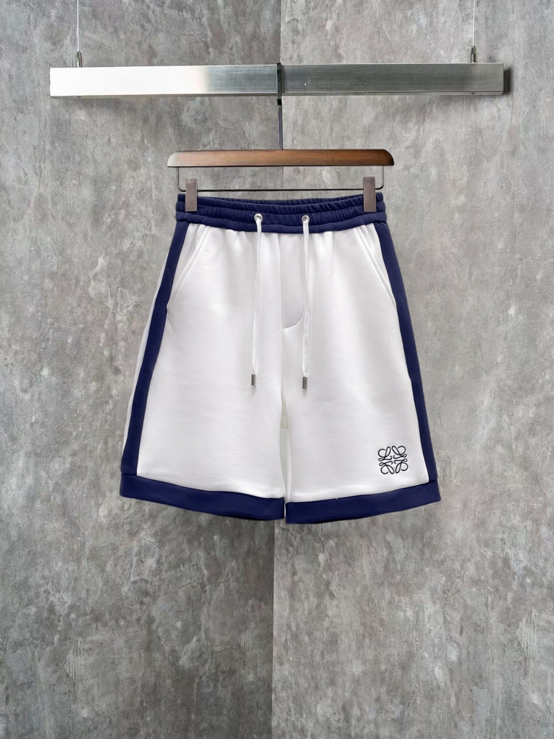 NO:845816,Loewe 2026ss spring and summer new original counter casual shorts, luxury classic brand original LOGO accessories, counter best-selling model. Very comfortable to wear, low-key yet luxurious, very classy to wear. Needless to say the trousers style and tailoring. The upper body is exquisite and high-end, first-class and top-quality materials. Really palace-level casual pants. The cotton from Turkey is of outstanding quality. After heavy washing, the pants are very soft!  Not picky, the upper body is absolutely stylish and extremely luxurious. Sizes M-3XL,,loewe,shorts,19860909罗意威 2026ss春夏新款原单专柜休闲短裤,奢华经典品牌原版LOGO配饰 专柜热销款 身穿着非常舒适 低调不失奢华 穿出去非常有档次 裤型款式和裁剪亦无需多言 上身精致跃然高档一等一顶级质料 真正殿堂级的休闲裤 选用土耳其的棉花品质卓然,经过重水洗使得裤子很柔软！不挑人 上身绝对的有型 极度奢华. 尺码M-3XL,,loewe,shorts,,Men's clothing