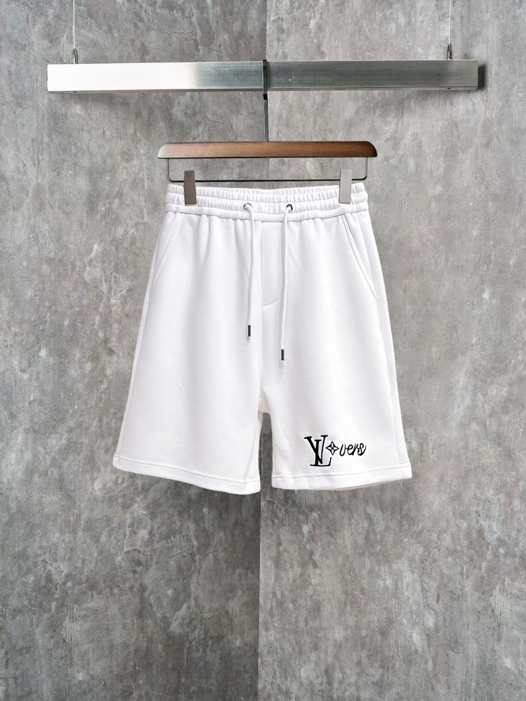 NO:845820,LV 2026ss spring and summer new original counter casual shorts, luxury classic brand original LOGO accessories, counter best-selling style. Very comfortable to wear, low-key yet luxurious, very classy to wear. Needless to say the trousers style and tailoring. The upper body is exquisite and high-end, first-class and top-quality materials. Really palace-level casual pants. The cotton of Türkiye is of outstanding quality. After heavy washing, the pants are very soft!  Not picky, the upper body is absolutely stylish and extremely luxurious. Sizes M-3XL, Louis Vuitton, shorts,19860909LV 2026ss春夏新款原单专柜休闲短裤,奢华经典品牌原版LOGO配饰 专柜热销款 身穿着非常舒适 低调不失奢华 穿出去非常有档次 裤型款式和裁剪亦无需多言 上身精致跃然高档一等一顶级质料 真正殿堂级的休闲裤 选用土耳其的棉花品质卓然,经过重水洗使得裤子很柔软！不挑人 上身绝对的有型 极度奢华. 尺码M-3XL,,louis vuitton,shorts,,Men's clothing