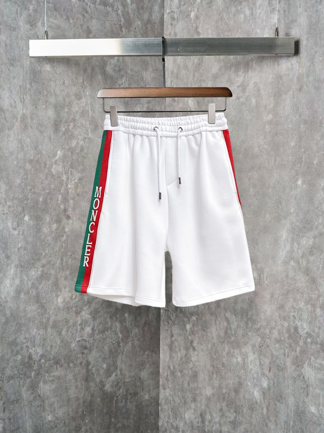 NO:845825,Mengkou 2026ss spring and summer new original counter casual shorts, luxury classic brand original LOGO accessories, counter best-selling model, very comfortable to wear, low-key yet luxurious, very classy to wear. Needless to say the trousers style and tailoring, the upper body is exquisite and high-end, first-class and top-quality materials. Really palace-level casual pants. The cotton of Turkey is of outstanding quality. After heavy washing, the pants are very soft!  Not picky, the upper body is absolutely stylish and extremely luxurious. Sizes M-3XL, Moncler, shorts,19860909蒙口 2026ss春夏新款原单专柜休闲短裤,奢华经典品牌原版LOGO配饰 专柜热销款 身穿着非常舒适 低调不失奢华 穿出去非常有档次 裤型款式和裁剪亦无需多言 上身精致跃然高档一等一顶级质料 真正殿堂级的休闲裤 选用土耳其的棉花品质卓然,经过重水洗使得裤子很柔软！不挑人 上身绝对的有型 极度奢华. 尺码M-3XL,,Moncler,shorts,,Men's clothing
