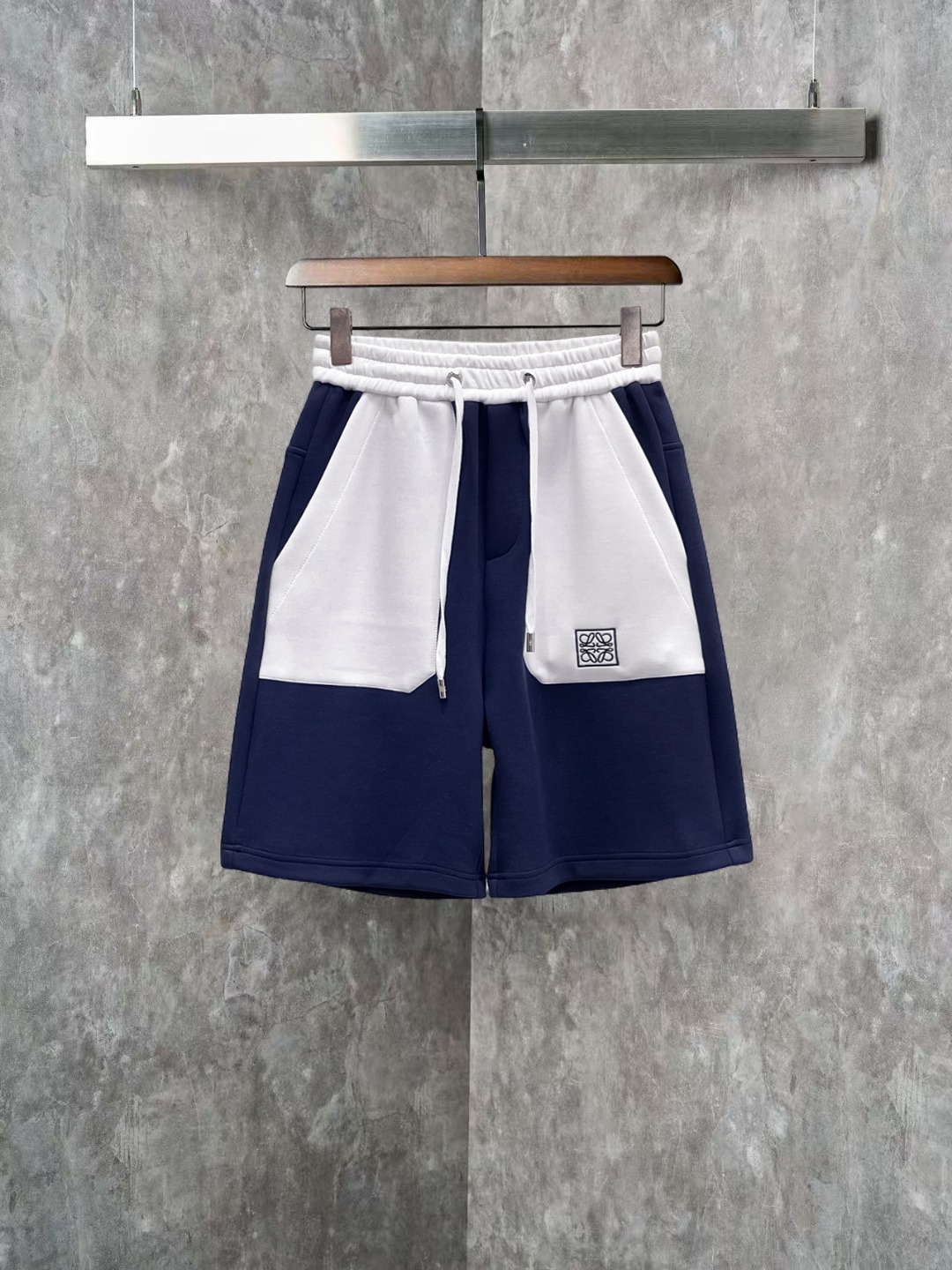 NO:845829,Loewe 2026ss spring and summer new original counter casual shorts, luxury classic brand original LOGO accessories, counter best-selling model. Very comfortable to wear, low-key yet luxurious, very classy to wear. Needless to say the trousers style and tailoring. The upper body is exquisite and high-end, first-class and top-quality materials. Really palace-level casual pants. The cotton from Turkey is of outstanding quality. After heavy washing, the pants are very soft!  Not picky, the upper body is absolutely stylish and extremely luxurious. Sizes M-3XL,,loewe,shorts,19860909罗意威 2026ss春夏新款原单专柜休闲短裤,奢华经典品牌原版LOGO配饰 专柜热销款 身穿着非常舒适 低调不失奢华 穿出去非常有档次 裤型款式和裁剪亦无需多言 上身精致跃然高档一等一顶级质料 真正殿堂级的休闲裤 选用土耳其的棉花品质卓然,经过重水洗使得裤子很柔软！不挑人 上身绝对的有型 极度奢华. 尺码M-3XL,,loewe,shorts,,Men's clothing
