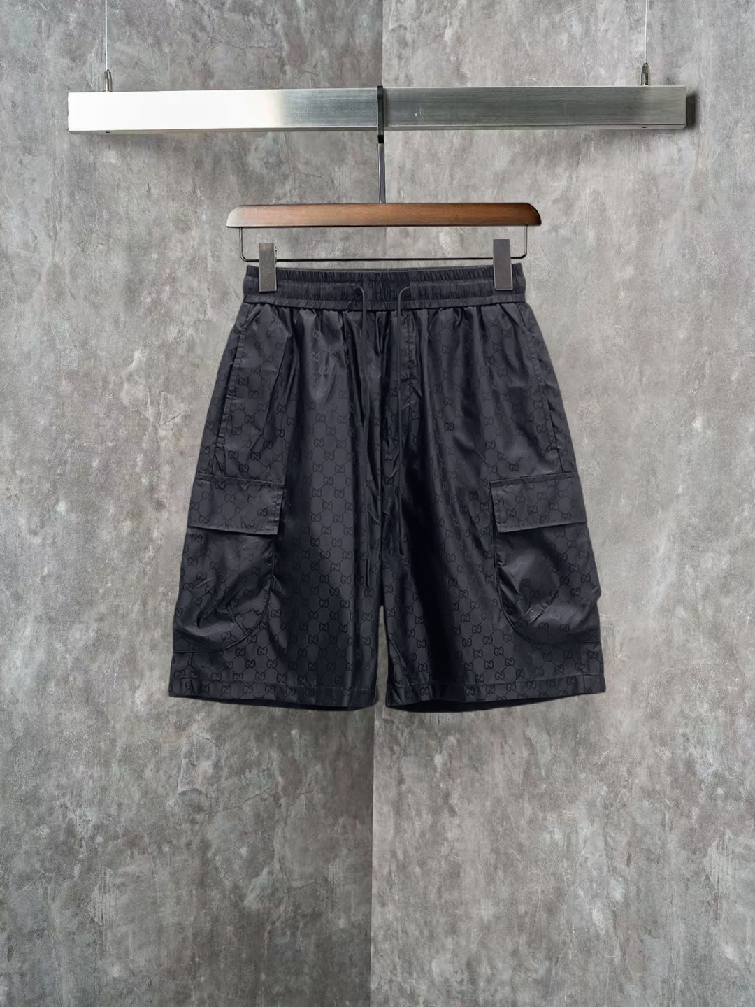 NO:845833,Gucci 2026ss spring and summer new original counter casual shorts, luxury classic brand original LOGO accessories, counter best-selling model. Very comfortable to wear, low-key yet luxurious, very classy to wear. Needless to say the trousers style and tailoring. The upper body is exquisite and high-end, first-class and top-quality materials. Really palace-level casual pants. The cotton of Turkey is of outstanding quality. After heavy washing, the pants are very soft!  Not picky, the upper body is absolutely stylish and extremely luxurious. Sizes M-3XL,,shorts,19860909古奇 2026ss春夏新款原单专柜休闲短裤,奢华经典品牌原版LOGO配饰 专柜热销款 身穿着非常舒适 低调不失奢华 穿出去非常有档次 裤型款式和裁剪亦无需多言 上身精致跃然高档一等一顶级质料 真正殿堂级的休闲裤 选用土耳其的棉花品质卓然,经过重水洗使得裤子很柔软！不挑人 上身绝对的有型 极度奢华. 尺码M-3XL,,shorts,,Men's clothing