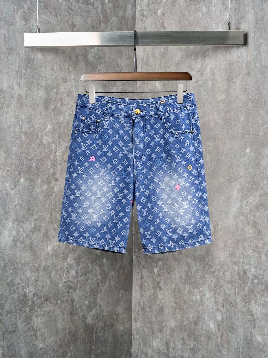 NO:845837,LV 2026 new summer men's denim shorts, heavy craftsmanship, advanced custom fabrics, breathable fabrics, extremely breathable, elastic and comfortable, impeccable details, top accessories, original logo design concept, delicate and soft feel!  The upper body fit is awesome!  Size M-3XL,,louis vuitton,shorts,19860909LV 2026夏季新款男士牛仔短裤,重工艺高级定制面料透气面料 透气弹力舒适度极高,细节无可挑剔,顶级辅料配备,原版logo设计理念,手感细腻柔软！上身版型超赞！尺码M-3XL,,louis vuitton,shorts,,Men's clothing