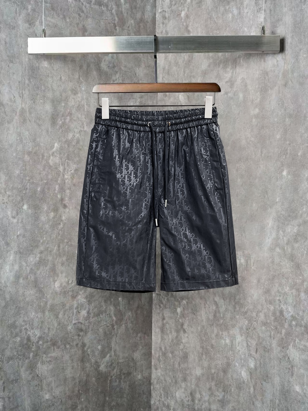 NO:845841,Dior 2026ss spring and summer new original counter casual shorts, luxury classic brand original LOGO accessories, counter best-selling model. Very comfortable to wear, low-key yet luxurious, very classy to wear. Needless to say the trousers style and tailoring. The upper body is exquisite and high-end, first-class and top-quality materials. Really palace-level casual pants. The cotton of Türkiye is of outstanding quality. After heavy washing, the pants are very soft!  Not picky, the upper body is absolutely stylish and extremely luxurious. Sizes M-3XL, dior, shorts,19860909迪奥 2026ss春夏新款原单专柜休闲短裤,奢华经典品牌原版LOGO配饰 专柜热销款 身穿着非常舒适 低调不失奢华 穿出去非常有档次 裤型款式和裁剪亦无需多言 上身精致跃然高档一等一顶级质料 真正殿堂级的休闲裤 选用土耳其的棉花品质卓然,经过重水洗使得裤子很柔软！不挑人 上身绝对的有型 极度奢华. 尺码M-3XL,,dior,shorts,,Men's clothing