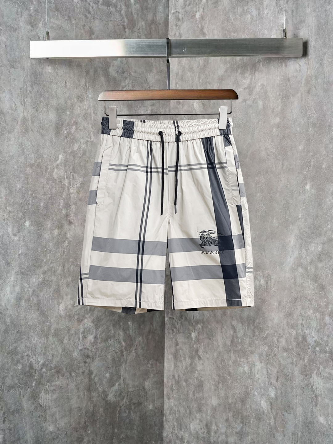 NO:845802,Burberry 2026ss spring and summer new original counter casual shorts, luxury classic brand original LOGO accessories, counter best-selling model. Very comfortable to wear, low-key yet luxurious, very classy to wear. Needless to say the trousers style and tailoring. The upper body is exquisite and high-end, first-class and top-quality materials. Really palace-level casual pants. The cotton from Turkey is of outstanding quality. After heavy washing, the pants are very soft!  Not picky, the upper body is absolutely stylish and extremely luxurious. Sizes M-3XL, burberry, shorts,19860909巴宝莉 2026ss春夏新款原单专柜休闲短裤,奢华经典品牌原版LOGO配饰 专柜热销款 身穿着非常舒适 低调不失奢华 穿出去非常有档次 裤型款式和裁剪亦无需多言 上身精致跃然高档一等一顶级质料 真正殿堂级的休闲裤 选用土耳其的棉花品质卓然,经过重水洗使得裤子很柔软！不挑人 上身绝对的有型 极度奢华. 尺码M-3XL,,burberry,shorts,,Men's clothing