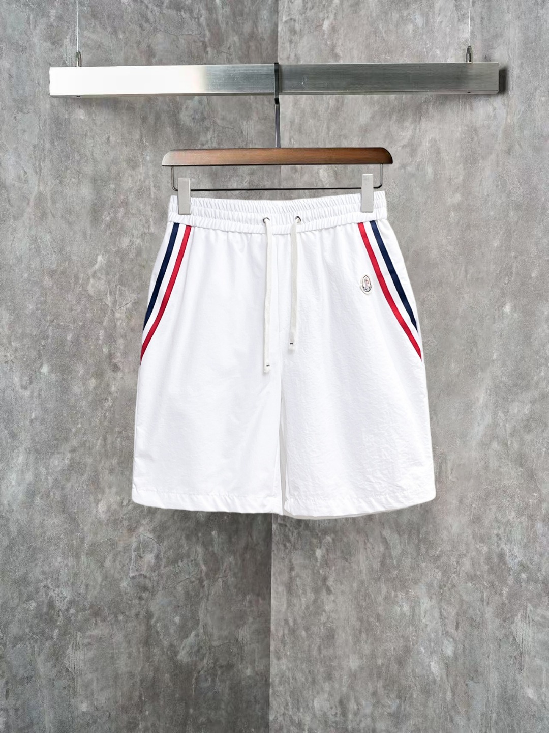 NO:845808,Mengkou 2026ss spring and summer new original counter casual shorts, luxury classic brand original LOGO accessories, counter best-selling model, very comfortable to wear, low-key yet luxurious, very classy to wear. Needless to say the trousers style and tailoring, the upper body is exquisite and high-end, first-class and top-quality materials. Really palace-level casual pants. The cotton of Turkey is of outstanding quality. After heavy washing, the pants are very soft!  Not picky, the upper body is absolutely stylish and extremely luxurious. Sizes M-3XL, Moncler, shorts,19860909蒙口 2026ss春夏新款原单专柜休闲短裤,奢华经典品牌原版LOGO配饰 专柜热销款 身穿着非常舒适 低调不失奢华 穿出去非常有档次 裤型款式和裁剪亦无需多言 上身精致跃然高档一等一顶级质料 真正殿堂级的休闲裤 选用土耳其的棉花品质卓然,经过重水洗使得裤子很柔软！不挑人 上身绝对的有型 极度奢华. 尺码M-3XL,,Moncler,shorts,,Men's clothing