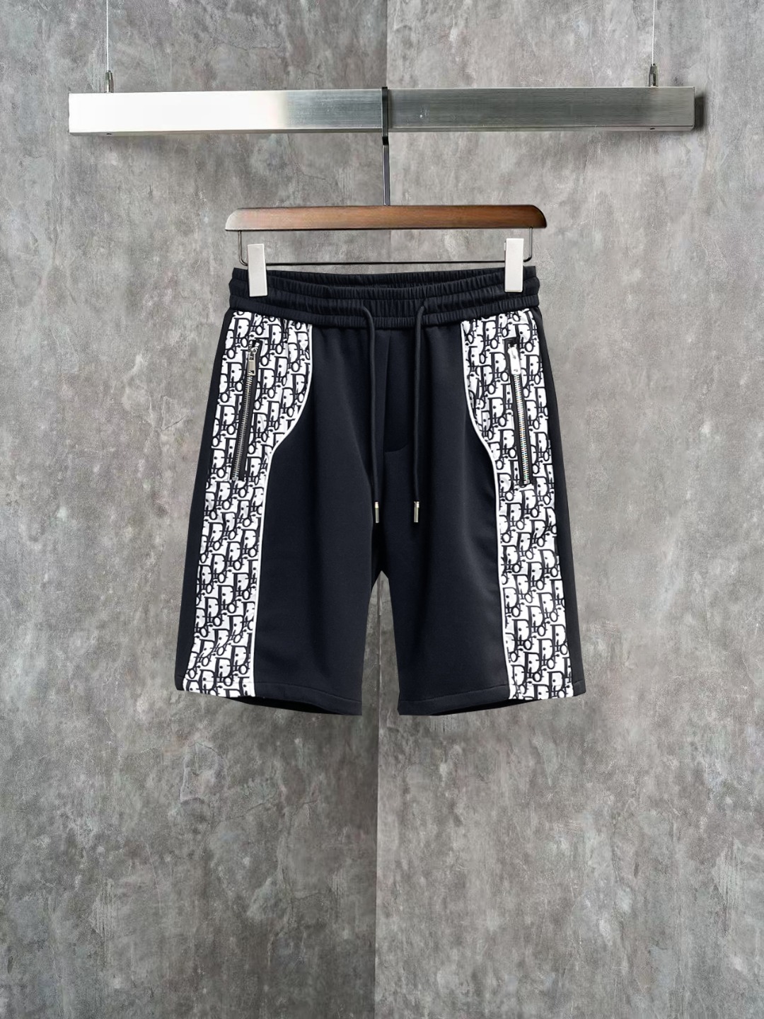 NO:845812,Dior 2026ss spring and summer new original counter casual shorts, luxury classic brand original LOGO accessories, counter best-selling model. Very comfortable to wear, low-key yet luxurious, very classy to wear. Needless to say the trousers style and tailoring. The upper body is exquisite and high-end, first-class and top-quality materials. Really palace-level casual pants. The cotton of Türkiye is of outstanding quality. After heavy washing, the pants are very soft!  Not picky, the upper body is absolutely stylish and extremely luxurious. Sizes M-3XL, dior, shorts,19860909迪奥 2026ss春夏新款原单专柜休闲短裤,奢华经典品牌原版LOGO配饰 专柜热销款 身穿着非常舒适 低调不失奢华 穿出去非常有档次 裤型款式和裁剪亦无需多言 上身精致跃然高档一等一顶级质料 真正殿堂级的休闲裤 选用土耳其的棉花品质卓然,经过重水洗使得裤子很柔软！不挑人 上身绝对的有型 极度奢华. 尺码M-3XL,,dior,shorts,,Men's clothing