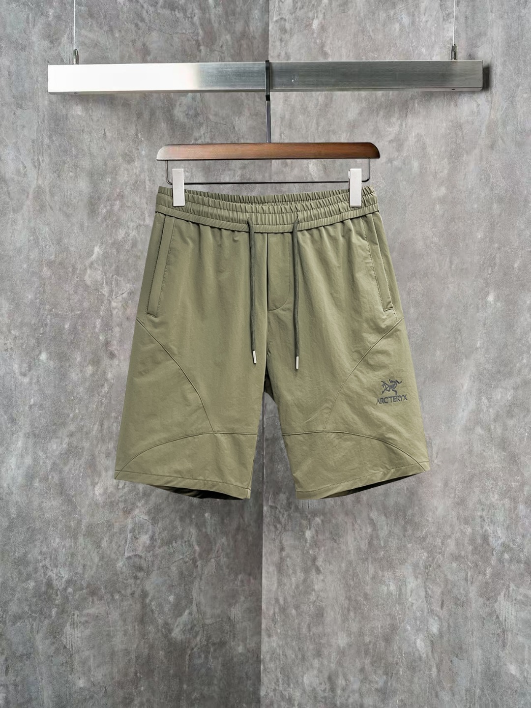 NO:845817,Arc'teryx 2026ss spring and summer new original counter casual shorts, luxury classic brand original LOGO accessories, counter best-selling model. Very comfortable to wear, low-key yet luxurious, very classy to wear. Needless to say the trousers style and tailoring. The upper body is exquisite and high-end, first-class and top-quality materials. Really palace-level casual pants. The cotton from Turkey is of outstanding quality. After heavy washing, the pants are very soft!  Not picky, the upper body is absolutely stylish and extremely luxurious. Sizes M-3XL, arc'teryx, shorts,19860909始祖鸟 2026ss春夏新款原单专柜休闲短裤,奢华经典品牌原版LOGO配饰 专柜热销款 身穿着非常舒适 低调不失奢华 穿出去非常有档次 裤型款式和裁剪亦无需多言 上身精致跃然高档一等一顶级质料 真正殿堂级的休闲裤 选用土耳其的棉花品质卓然,经过重水洗使得裤子很柔软！不挑人 上身绝对的有型 极度奢华. 尺码M-3XL,arc'teryx,shorts,,Men's clothing