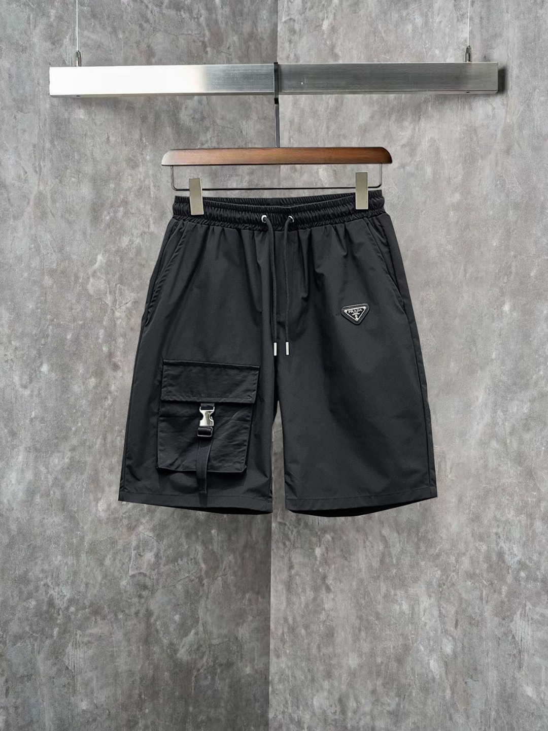 NO:845822,Prada 2026ss spring and summer new original counter casual shorts, luxury classic brand original LOGO accessories, counter best-selling model, very comfortable to wear, low-key yet luxurious, very classy to wear. Needless to say the trousers style and tailoring, the upper body is exquisite and high-end, first-class and top-quality materials. Really palace-level casual pants. The cotton of Türkiye is of outstanding quality. After heavy washing, the pants are very soft!  Not picky, the upper body is absolutely stylish and extremely luxurious. Sizes M-3XL, prada, shorts,19860909普拉达 2026ss春夏新款原单专柜休闲短裤,奢华经典品牌原版LOGO配饰 专柜热销款 身穿着非常舒适 低调不失奢华 穿出去非常有档次 裤型款式和裁剪亦无需多言 上身精致跃然高档一等一顶级质料 真正殿堂级的休闲裤 选用土耳其的棉花品质卓然,经过重水洗使得裤子很柔软！不挑人 上身绝对的有型 极度奢华. 尺码M-3XL,,prada,shorts,,Men's clothing