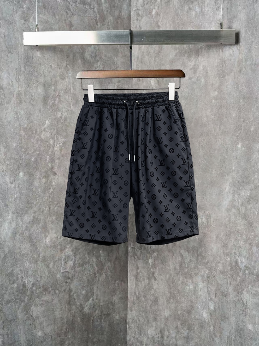 NO:845826,LV 2026ss spring and summer new original counter casual shorts, luxury classic brand original LOGO accessories, counter best-selling style. Very comfortable to wear, low-key yet luxurious, very classy to wear. Needless to say the trousers style and tailoring. The upper body is exquisite and high-end, first-class and top-quality materials. Really palace-level casual pants. The cotton of Türkiye is of outstanding quality. After heavy washing, the pants are very soft!  Not picky, the upper body is absolutely stylish and extremely luxurious. Sizes M-3XL, Louis Vuitton, shorts,19860909LV 2026ss春夏新款原单专柜休闲短裤,奢华经典品牌原版LOGO配饰 专柜热销款 身穿着非常舒适 低调不失奢华 穿出去非常有档次 裤型款式和裁剪亦无需多言 上身精致跃然高档一等一顶级质料 真正殿堂级的休闲裤 选用土耳其的棉花品质卓然,经过重水洗使得裤子很柔软！不挑人 上身绝对的有型 极度奢华. 尺码M-3XL,,louis vuitton,shorts,,Men's clothing