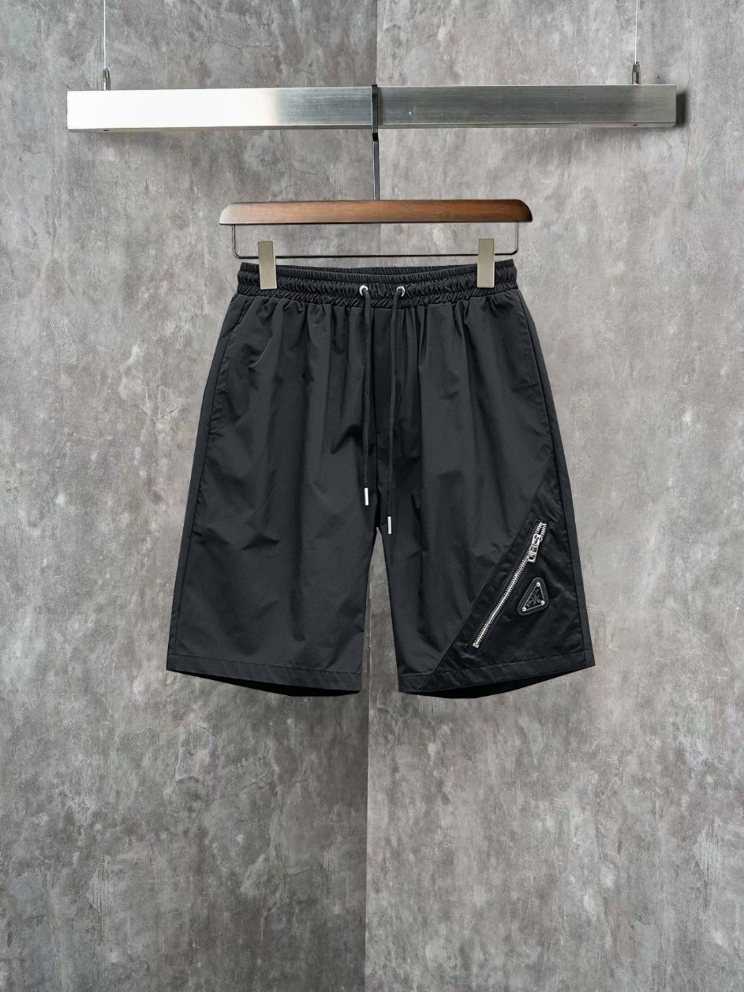 NO:845830,Prada 2026ss spring and summer new original counter casual shorts, luxury classic brand original LOGO accessories, counter best-selling model, very comfortable to wear, low-key yet luxurious, very classy to wear. Needless to say the trousers style and tailoring, the upper body is exquisite and high-end, first-class and top-quality materials. Really palace-level casual pants. The cotton of Türkiye is of outstanding quality. After heavy washing, the pants are very soft!  Not picky, the upper body is absolutely stylish and extremely luxurious. Sizes M-3XL, prada, shorts,19860909普拉达 2026ss春夏新款原单专柜休闲短裤,奢华经典品牌原版LOGO配饰 专柜热销款 身穿着非常舒适 低调不失奢华 穿出去非常有档次 裤型款式和裁剪亦无需多言 上身精致跃然高档一等一顶级质料 真正殿堂级的休闲裤 选用土耳其的棉花品质卓然,经过重水洗使得裤子很柔软！不挑人 上身绝对的有型 极度奢华. 尺码M-3XL,,prada,shorts,,Men's clothing