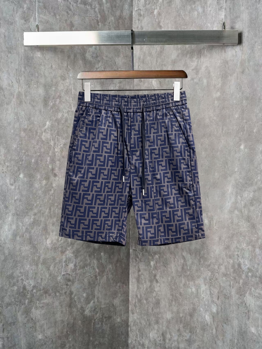NO:845834,Fendi 2026ss spring and summer new original counter casual shorts, luxury classic brand original LOGO accessories, counter best-selling model. Very comfortable to wear, low-key yet luxurious, very classy to wear. Needless to say the trousers style and tailoring. The upper body is exquisite and high-end, first-class and top-quality materials. Really palace-level casual pants. The cotton of Türkiye is of outstanding quality. After heavy washing, the pants are very soft!  Not picky, the upper body is absolutely stylish and extremely luxurious. Sizes M-3XL, fendi, shorts,19860909芬迪 2026ss春夏新款原单专柜休闲短裤,奢华经典品牌原版LOGO配饰 专柜热销款 身穿着非常舒适 低调不失奢华 穿出去非常有档次 裤型款式和裁剪亦无需多言 上身精致跃然高档一等一顶级质料 真正殿堂级的休闲裤 选用土耳其的棉花品质卓然,经过重水洗使得裤子很柔软！不挑人 上身绝对的有型 极度奢华. 尺码M-3XL,,fendi,shorts,,Men's clothing