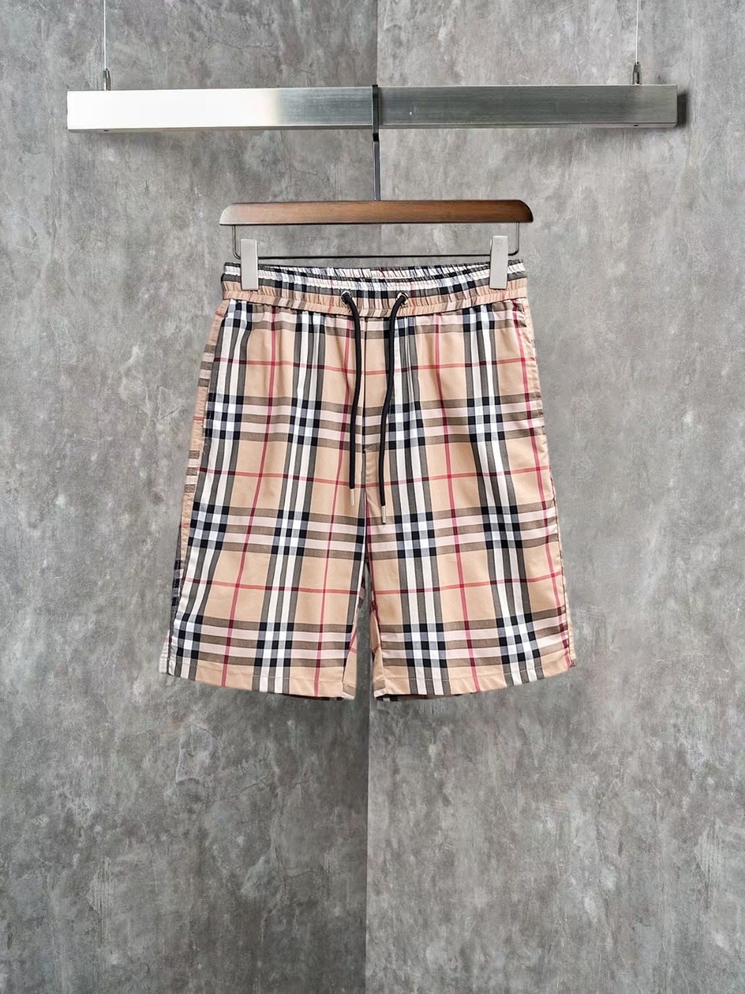 NO:845838,Burberry 2026ss spring and summer new original counter casual shorts, luxury classic brand original LOGO accessories, counter best-selling style, very comfortable to wear, low-key yet luxurious, very classy to wear. Needless to say the trousers style and tailoring, the upper body is exquisite and high-end, first-class and top-quality materials. Really palace-level casual pants. The cotton from Turkey is of outstanding quality. After heavy washing, the pants are very soft!  Not picky, the upper body is absolutely stylish and extremely luxurious. Sizes M-3XL, burberry, shorts,19860909巴宝莉 2026ss春夏新款原单专柜休闲短裤,奢华经典品牌原版LOGO配饰 专柜热销款 身穿着非常舒适 低调不失奢华 穿出去非常有档次 裤型款式和裁剪亦无需多言 上身精致跃然高档一等一顶级质料 真正殿堂级的休闲裤 选用土耳其的棉花品质卓然,经过重水洗使得裤子很柔软！不挑人 上身绝对的有型 极度奢华. 尺码M-3XL,,burberry,shorts,,Men's clothing
