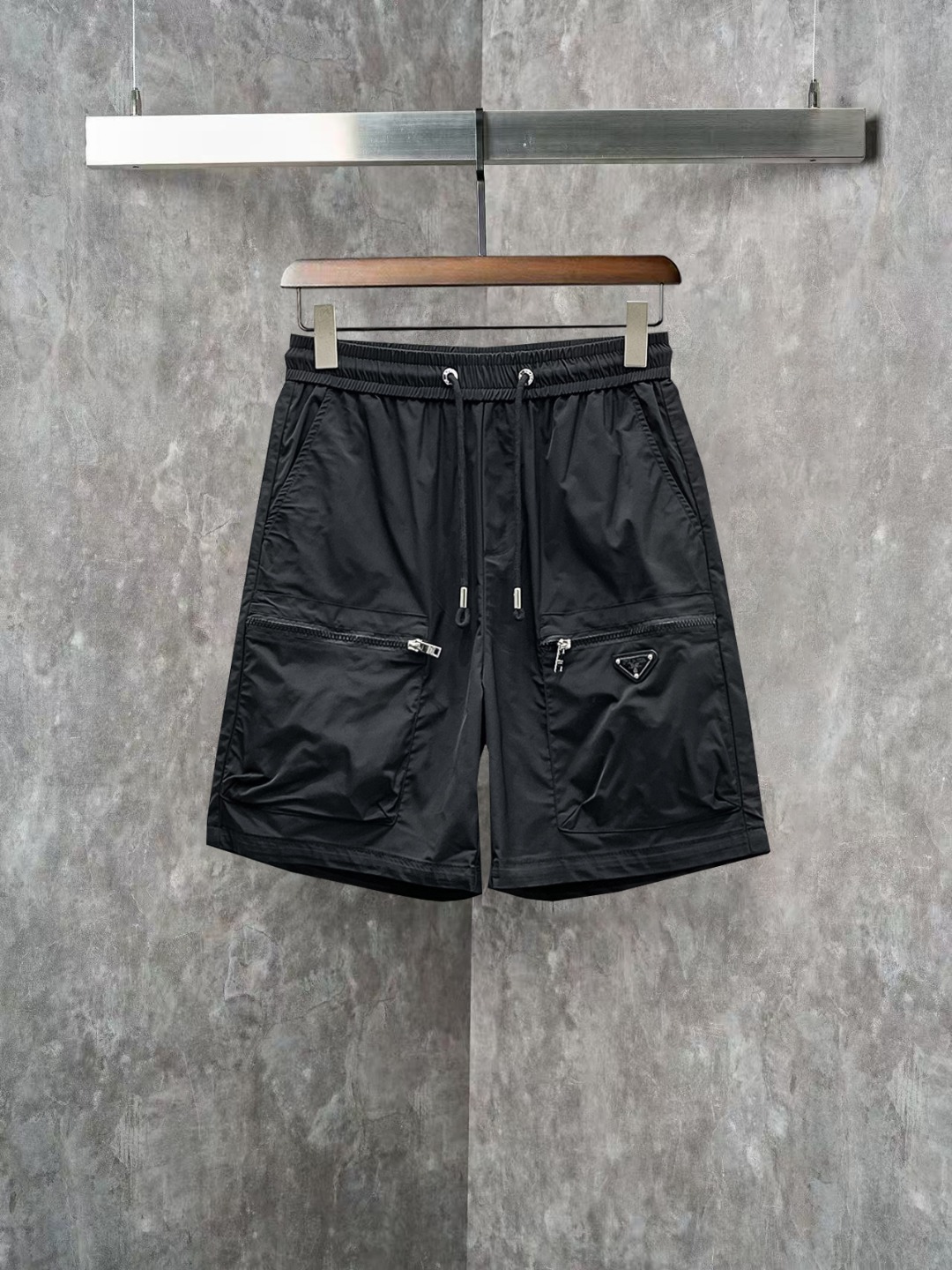 NO:845842,Prada 2026ss spring and summer new original counter casual shorts, luxury classic brand original LOGO accessories, counter best-selling model, very comfortable to wear, low-key yet luxurious, very classy to wear. Needless to say the trousers style and tailoring, the upper body is exquisite and high-end, first-class and top-quality materials. Really palace-level casual pants. The cotton of Türkiye is of outstanding quality. After heavy washing, the pants are very soft!  Not picky, the upper body is absolutely stylish and extremely luxurious. Sizes M-3XL, prada, shorts,19860909普拉达 2026ss春夏新款原单专柜休闲短裤,奢华经典品牌原版LOGO配饰 专柜热销款 身穿着非常舒适 低调不失奢华 穿出去非常有档次 裤型款式和裁剪亦无需多言 上身精致跃然高档一等一顶级质料 真正殿堂级的休闲裤 选用土耳其的棉花品质卓然,经过重水洗使得裤子很柔软！不挑人 上身绝对的有型 极度奢华. 尺码M-3XL,,prada,shorts,,Men's clothing