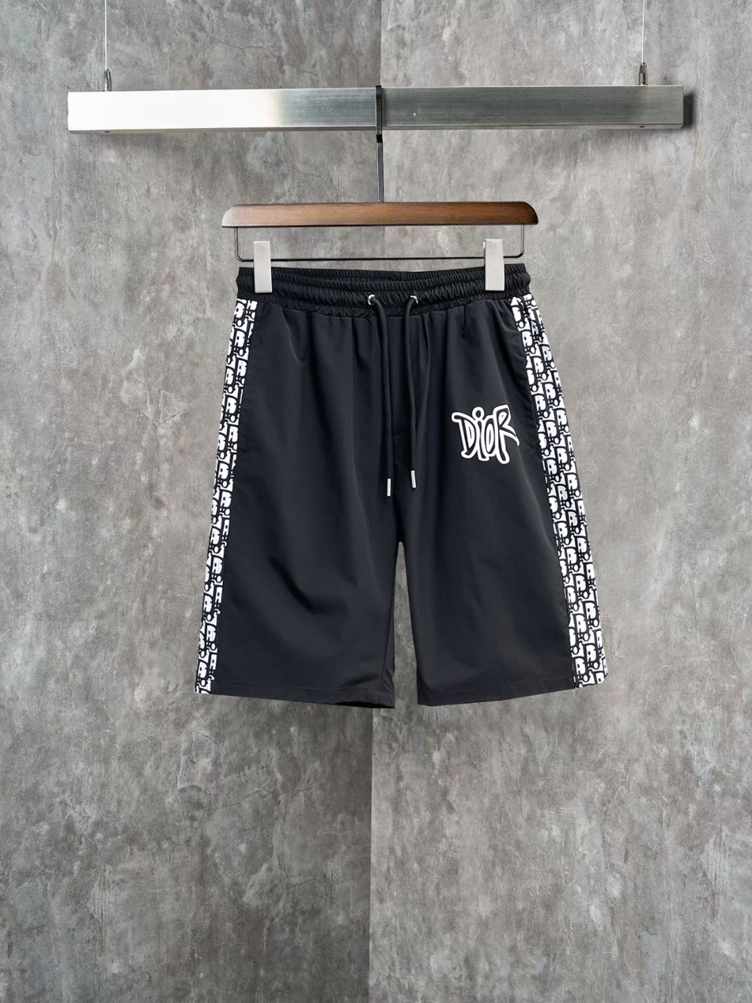 NO:845803,Dior 2026ss spring and summer new original counter casual shorts, luxury classic brand original LOGO accessories, counter best-selling model. Very comfortable to wear, low-key yet luxurious, very classy to wear. Needless to say the trousers style and tailoring. The upper body is exquisite and high-end, first-class and top-quality materials. Really palace-level casual pants. The cotton of Türkiye is of outstanding quality. After heavy washing, the pants are very soft!  Not picky, the upper body is absolutely stylish and extremely luxurious. Sizes M-3XL, dior, shorts,19860909迪奥 2026ss春夏新款原单专柜休闲短裤,奢华经典品牌原版LOGO配饰 专柜热销款 身穿着非常舒适 低调不失奢华 穿出去非常有档次 裤型款式和裁剪亦无需多言 上身精致跃然高档一等一顶级质料 真正殿堂级的休闲裤 选用土耳其的棉花品质卓然,经过重水洗使得裤子很柔软！不挑人 上身绝对的有型 极度奢华. 尺码M-3XL,,dior,shorts,,Men's clothing