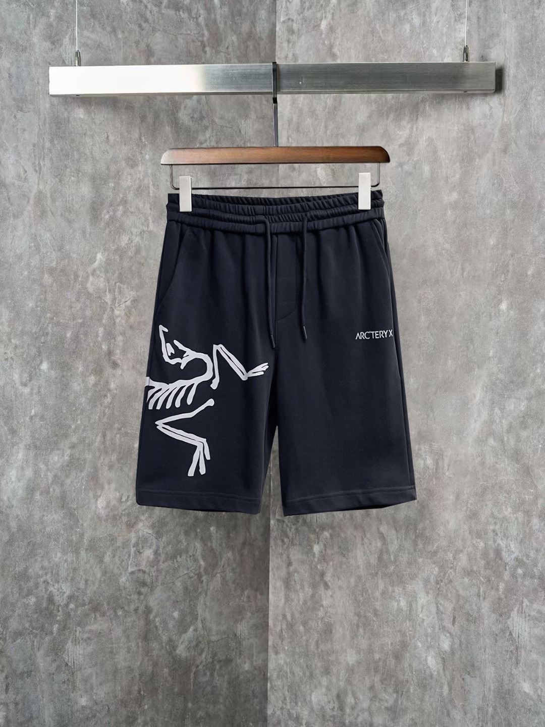 NO:845809,Arc'teryx 2026ss spring and summer new original counter casual shorts, luxury classic brand original LOGO accessories, counter best-selling model. Very comfortable to wear, low-key yet luxurious, very classy to wear. Needless to say the trousers style and tailoring. The upper body is exquisite and high-end, first-class and top-quality materials. Really palace-level casual pants. The cotton from Turkey is of outstanding quality. After heavy washing, the pants are very soft!  Not picky, the upper body is absolutely stylish and extremely luxurious. Sizes M-3XL, arc'teryx, shorts,19860909始祖鸟 2026ss春夏新款原单专柜休闲短裤,奢华经典品牌原版LOGO配饰 专柜热销款 身穿着非常舒适 低调不失奢华 穿出去非常有档次 裤型款式和裁剪亦无需多言 上身精致跃然高档一等一顶级质料 真正殿堂级的休闲裤 选用土耳其的棉花品质卓然,经过重水洗使得裤子很柔软！不挑人 上身绝对的有型 极度奢华. 尺码M-3XL,arc'teryx,shorts,,Men's clothing