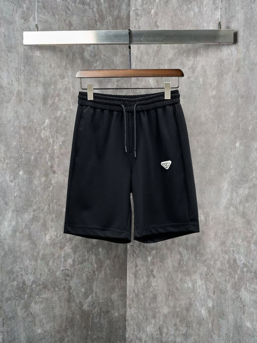 NO:845813,Prada 2026ss spring and summer new original counter casual shorts, luxury classic brand original LOGO accessories, counter best-selling model, very comfortable to wear, low-key yet luxurious, very classy to wear. Needless to say the trousers style and tailoring, the upper body is exquisite and high-end, first-class and top-quality materials. Really palace-level casual pants. The cotton of Türkiye is of outstanding quality. After heavy washing, the pants are very soft!  Not picky, the upper body is absolutely stylish and extremely luxurious. Sizes M-3XL, prada, shorts,19860909普拉达 2026ss春夏新款原单专柜休闲短裤,奢华经典品牌原版LOGO配饰 专柜热销款 身穿着非常舒适 低调不失奢华 穿出去非常有档次 裤型款式和裁剪亦无需多言 上身精致跃然高档一等一顶级质料 真正殿堂级的休闲裤 选用土耳其的棉花品质卓然,经过重水洗使得裤子很柔软！不挑人 上身绝对的有型 极度奢华. 尺码M-3XL,,prada,shorts,,Men's clothing