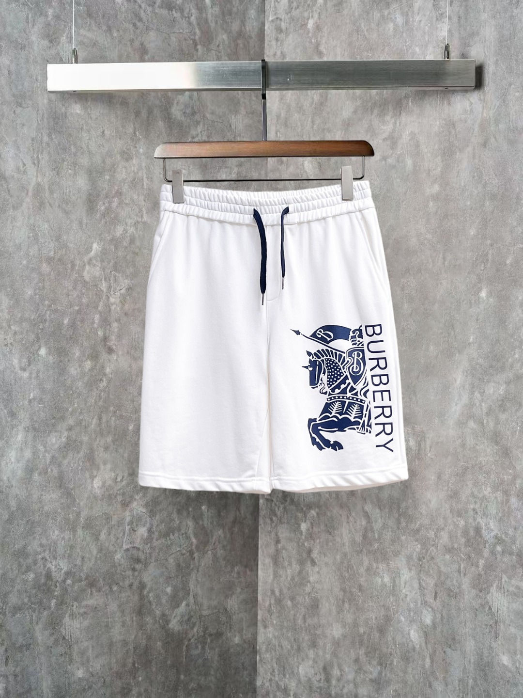 NO:845819,Burberry 2026ss spring and summer new original counter casual shorts, luxury classic brand original LOGO accessories, counter best-selling model. Very comfortable to wear, low-key yet luxurious, very classy to wear. Needless to say the trousers style and tailoring. The upper body is exquisite and high-end, first-class and top-quality materials. Really palace-level casual pants. The cotton from Turkey is of outstanding quality. After heavy washing, the pants are very soft!  Not picky, the upper body is absolutely stylish and extremely luxurious. Sizes M-3XL, burberry, shorts,19860909巴宝莉 2026ss春夏新款原单专柜休闲短裤,奢华经典品牌原版LOGO配饰 专柜热销款 身穿着非常舒适 低调不失奢华 穿出去非常有档次 裤型款式和裁剪亦无需多言 上身精致跃然高档一等一顶级质料 真正殿堂级的休闲裤 选用土耳其的棉花品质卓然,经过重水洗使得裤子很柔软！不挑人 上身绝对的有型 极度奢华. 尺码M-3XL,,burberry,shorts,,Men's clothing