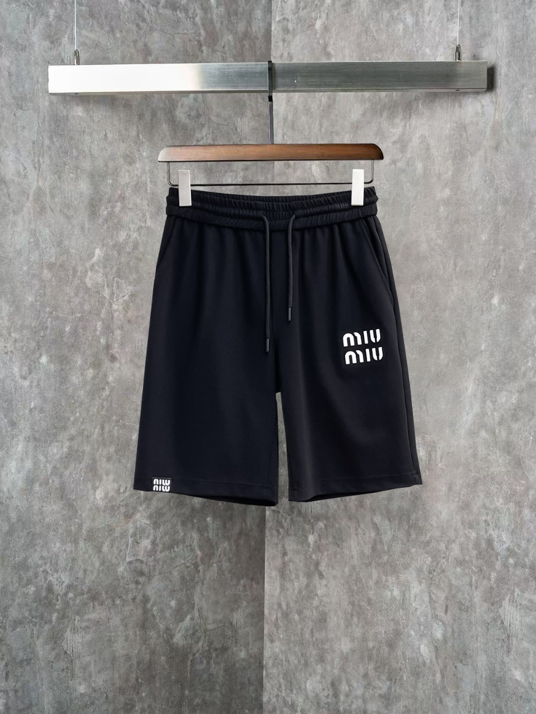 NO:845823,miumiu 2026ss spring and summer new original counter casual shorts, luxury classic brand original LOGO accessories, counter best-selling style, very comfortable to wear, low-key yet luxurious, very classy to wear. Needless to say, the trousers style and tailoring, the upper body is exquisite and high-end, first-class and top-quality materials. Really palace-level casual pants. The cotton from Turkey is of outstanding quality. After heavy washing, the pants are very soft!  Not picky, the upper body is absolutely stylish and extremely luxurious. Sizes M-3XL,,miumiu,shorts,19860909miumiu 2026ss春夏新款原单专柜休闲短裤,奢华经典品牌原版LOGO配饰 专柜热销款 身穿着非常舒适 低调不失奢华 穿出去非常有档次 裤型款式和裁剪亦无需多言 上身精致跃然高档一等一顶级质料 真正殿堂级的休闲裤 选用土耳其的棉花品质卓然,经过重水洗使得裤子很柔软！不挑人 上身绝对的有型 极度奢华. 尺码M-3XL,,miumiu,shorts,,Men's clothing